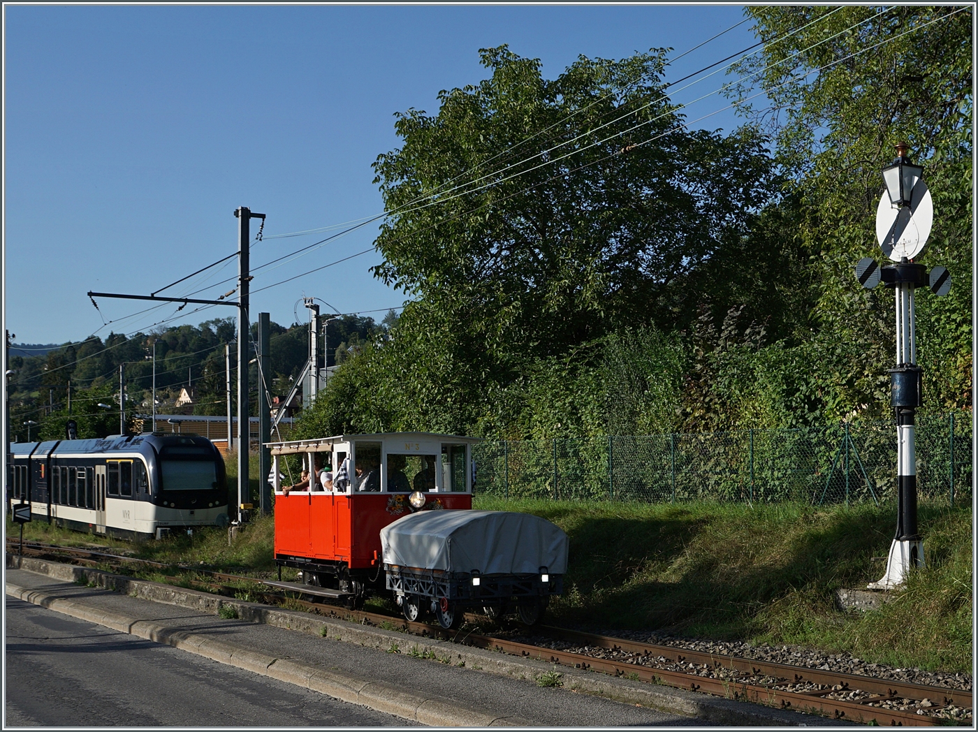 Autour de la voie ferrée / Rund um die eiserne Bahn (Herbstevent 2024) - Der kleine RB (Réseau Breton) Dm 2/2 N° 3 der Blonay-Chamby Bahn verlässt gut besetzt den Bahnhof von Blonay. Der Dm 2/2 N° 3  Le Biniou  wirkt einmal mehr erstaunlich klein; somit dürfte der (inoffizielle) Titel  Weltrekord - Kleinster/kürzester Reisezug der Welt  nicht ganz falsch sein... 

7. Sept. 2024