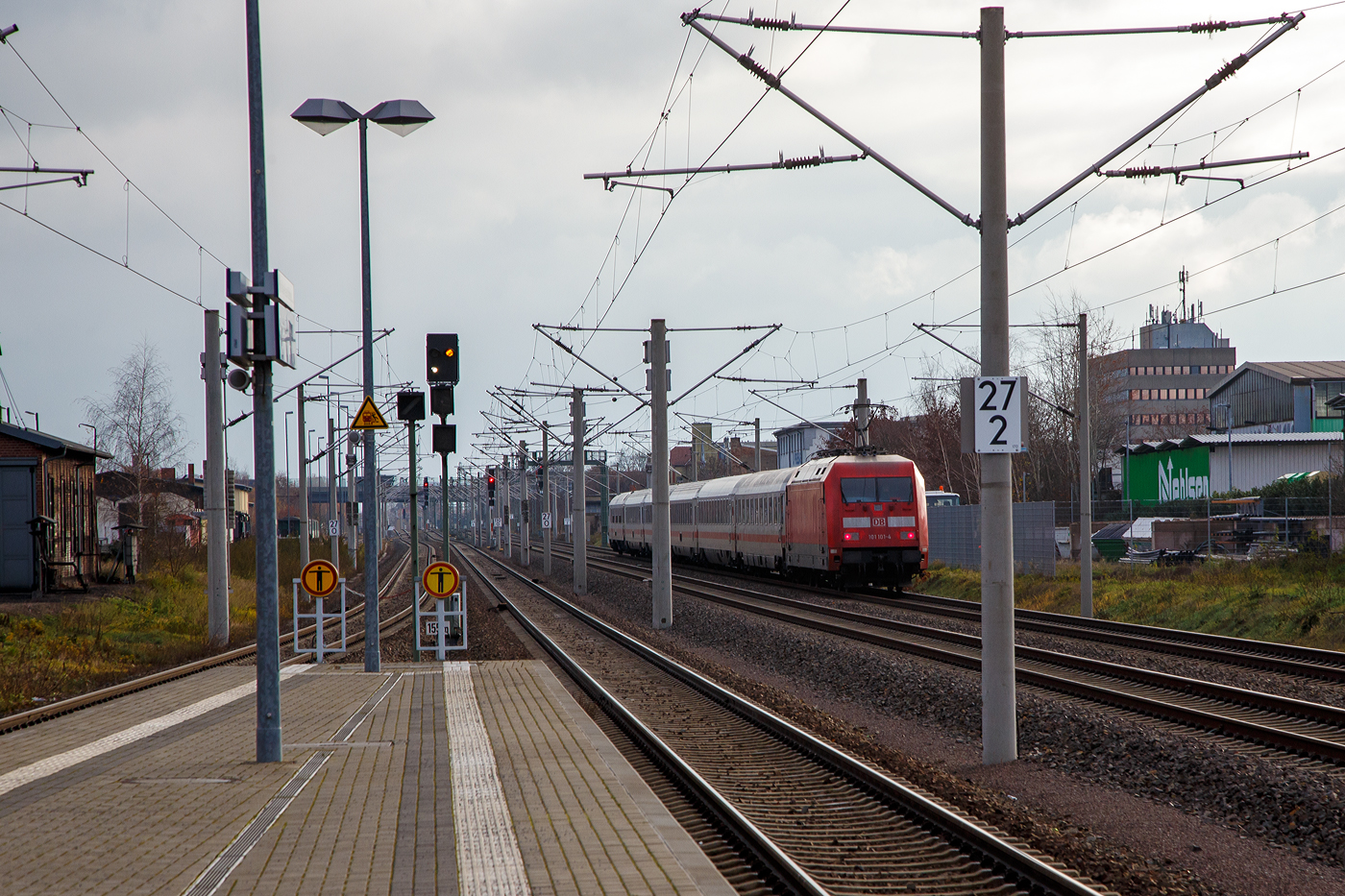 Bahnhof Radebeul Ost am 07.12.2022:
Rechts rauscht die 101 101-4 (91 80 6101 101-4 D-DB) mit einem Steuerwagen voraus in Richtung Dresden. 

Der IC fährt über die Bahnstrecke Leipzig–Dresden (KBS 500), sie eine zweigleisige elektrifizierte Hauptbahn für bis zu 200 km/h. Die von Leipzig über Wurzen, Oschatz und Riesa nach Dresden führende Trasse (ca. 116 km lang) wurde bereits 1839 von der Leipzig-Dresdner Eisenbahn-Compagnie als erste deutsche Ferneisenbahn erbaut und gehört damit zu den ältesten Bahnstrecken in der Geschichte der Eisenbahn in Deutschland. Seit 1993 wird die Strecke als Verkehrsprojekt Deutsche Einheit Nr. 9 ausgebaut. 

Links (rechts und links vom Bahnsteig) die Bahnstrecke Pirna–Coswig (KBS 241.1), sie ist eine zweigleisige elektrifizierte Hauptbahn für bis zu 120 km/h, die vorwiegend der S-Bahn Dresden dient. Sie verläuft auf gleichem Bahnkörper parallel zu den bestehenden Hauptbahnen Děčín–Dresden und Dresden–Leipzig. Der Abschnitt zwischen Pirna und Dresden-Neustadt ist seit 2004 in Betrieb, das Gesamtprojekt wurde im März 2016 mit der Fertigstellung der verbliebenen Strecke Dresden-Neustadt–Coswig abgeschlossen.
