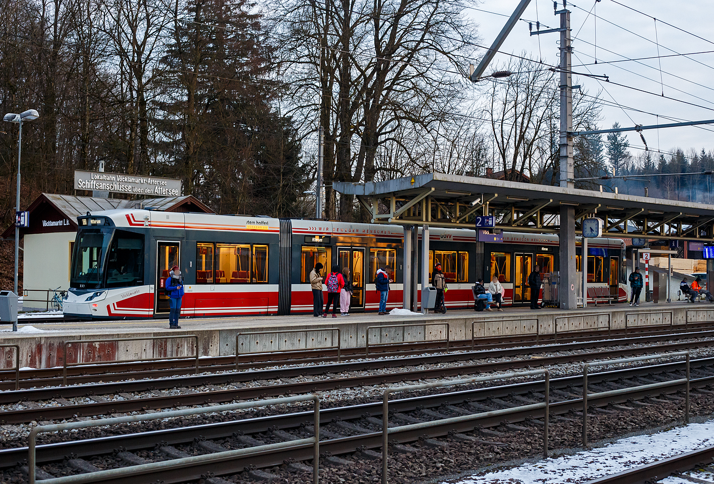 Bahnhof Vöcklamarkt am späten Nachmittag des 14 Januar 2025 (16:30 Uhr), hinten am schmalspurigen Nebengleis steht der fünfteilige Meterspur-Straßenbahn-Triebwagen StH ET 126  Vöcklamarkt , ein fünfteiliger STADLER (ex Vossloh) Zweirichtungs-Multigelenk-Stadtbahnwagen in Niederflur-Bauweise vom Typ Tramlink V3 der neuesten Generation (Tramlink 2.0), der Stern & Hafferl Verkehrsgesellschaft m.b.H., als Linie 180 (R 8328) zur Abfahrt nach Attersee am Attersee bereit. Kurz zuvor hatte er uns hier an Vöcklamarkt heraufgebracht. Die Atterseebahn ist gut mit den Zügen der ÖBB getaktet. 

Der ET 126 wurde 2016 noch von Vossloh Kiepe im spanischen Werk in Valencia gebaut, später produzierte Triebwagen wurden dann nach der Übernahme durch STADLER von Stadler Rail Valencia gebaut und geliefert