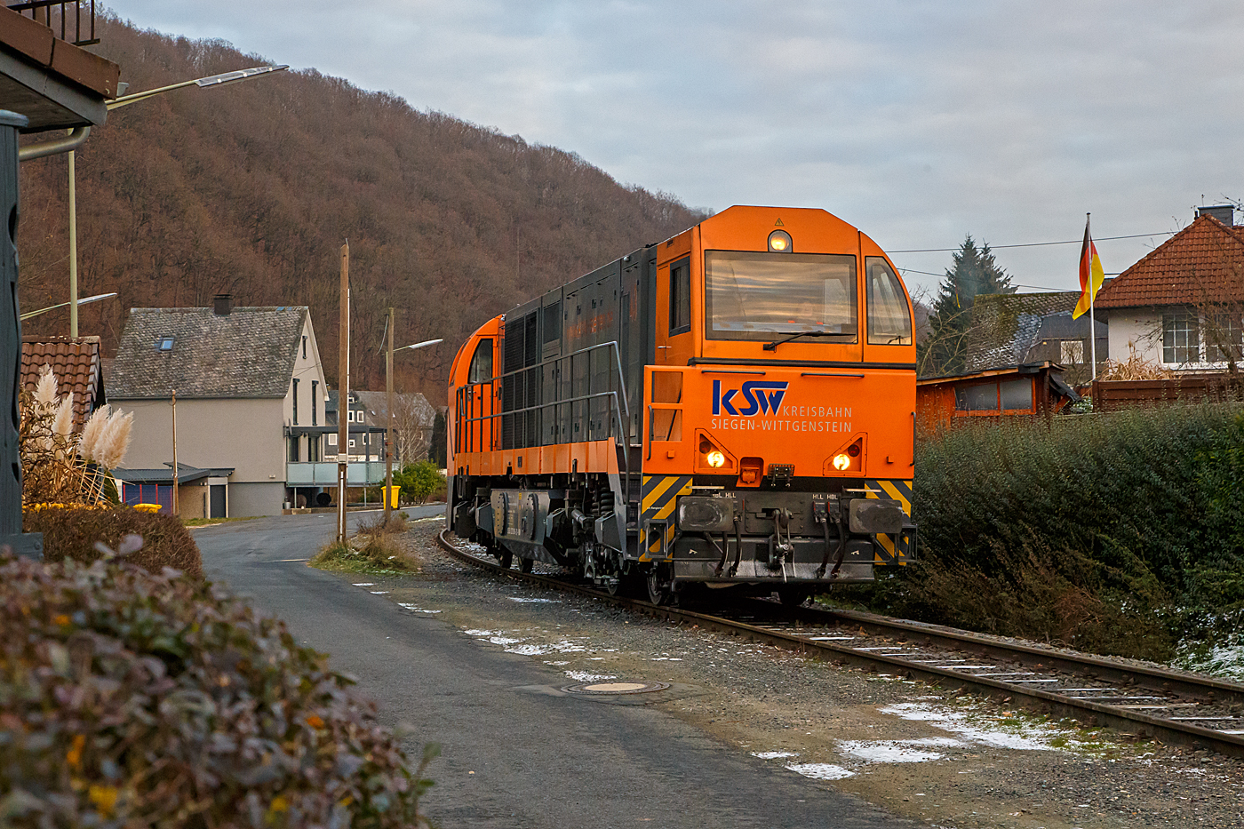 Bedingt durch die Streckenf�hrung und die hohe Achslasten kann die Lok nur mit gem�chlichem Tempo fahren, so war ich mit dem PKW schneller.....
Nun f�hrt KSW 43 (92 80 1273 018-2 D-KSW), die asymmetrische Vossloh G 2000 BB der KSW (Kreisbahn Siegen-Wittgenstein) durch Struth�tten und erreicht alsbald den Rbf Herdorf der KSW.

Die Strecke „Freien Grunder Eisenbahn“ (NE 447 / DB-Nr. 9275) von Herdorf nach Neunkirchen-Salchendorf (ehemals Pfannenberger Einigkeit) ist eine private Strecke (Infrastruktur) der Kreisbahn Siegen-Wittgenstein.

Nochmal einen lieben Gru� an das KSW Personal zur�ck.
