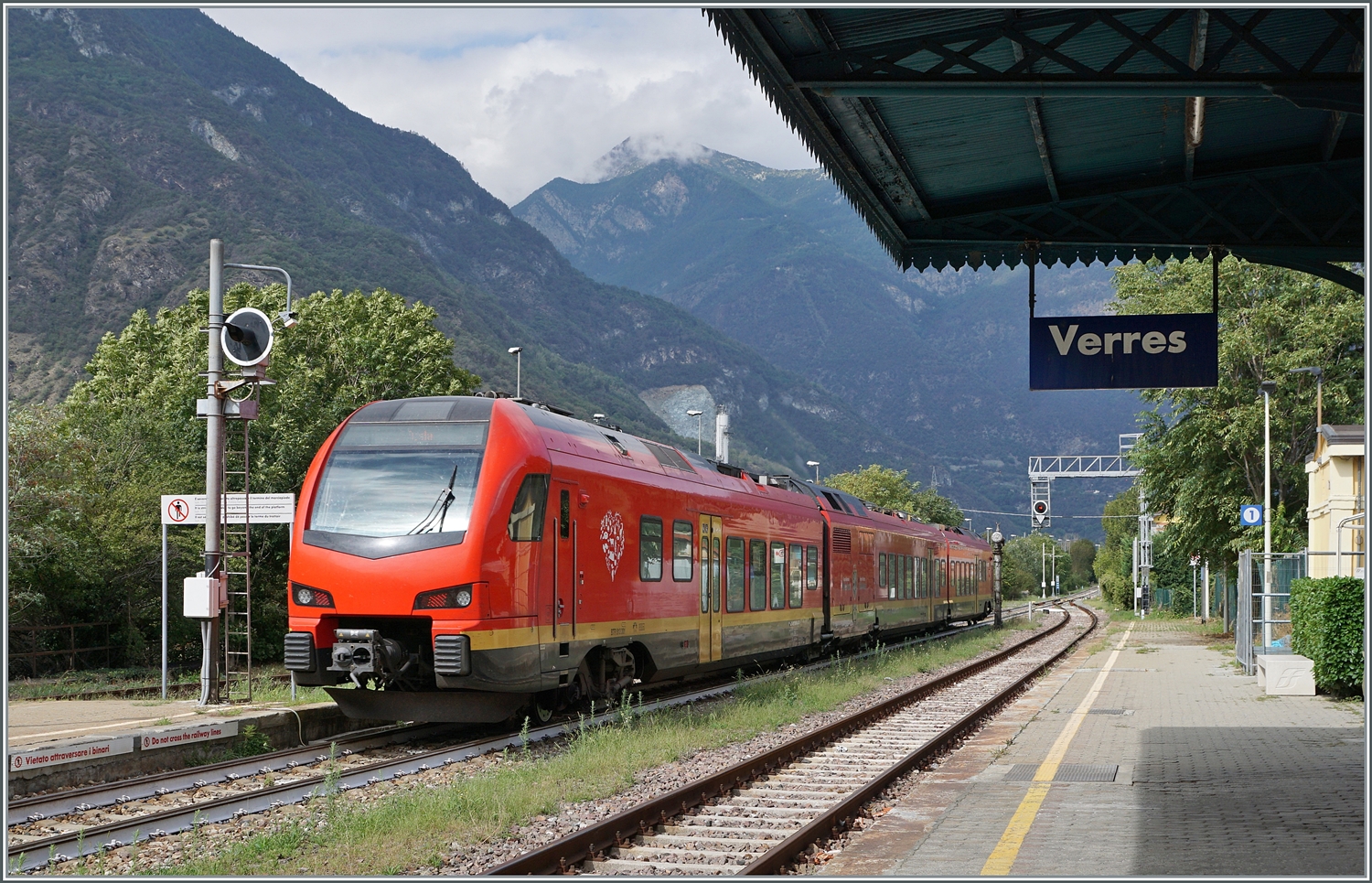 Bei etwas besserem Licht aber als Nachschuss: der FS Treniatlia BTR 813 001 verlässt als RV VdA 2725 von Torino nach Aosta den Bahnhof von Verres. 

17. September 2023 
