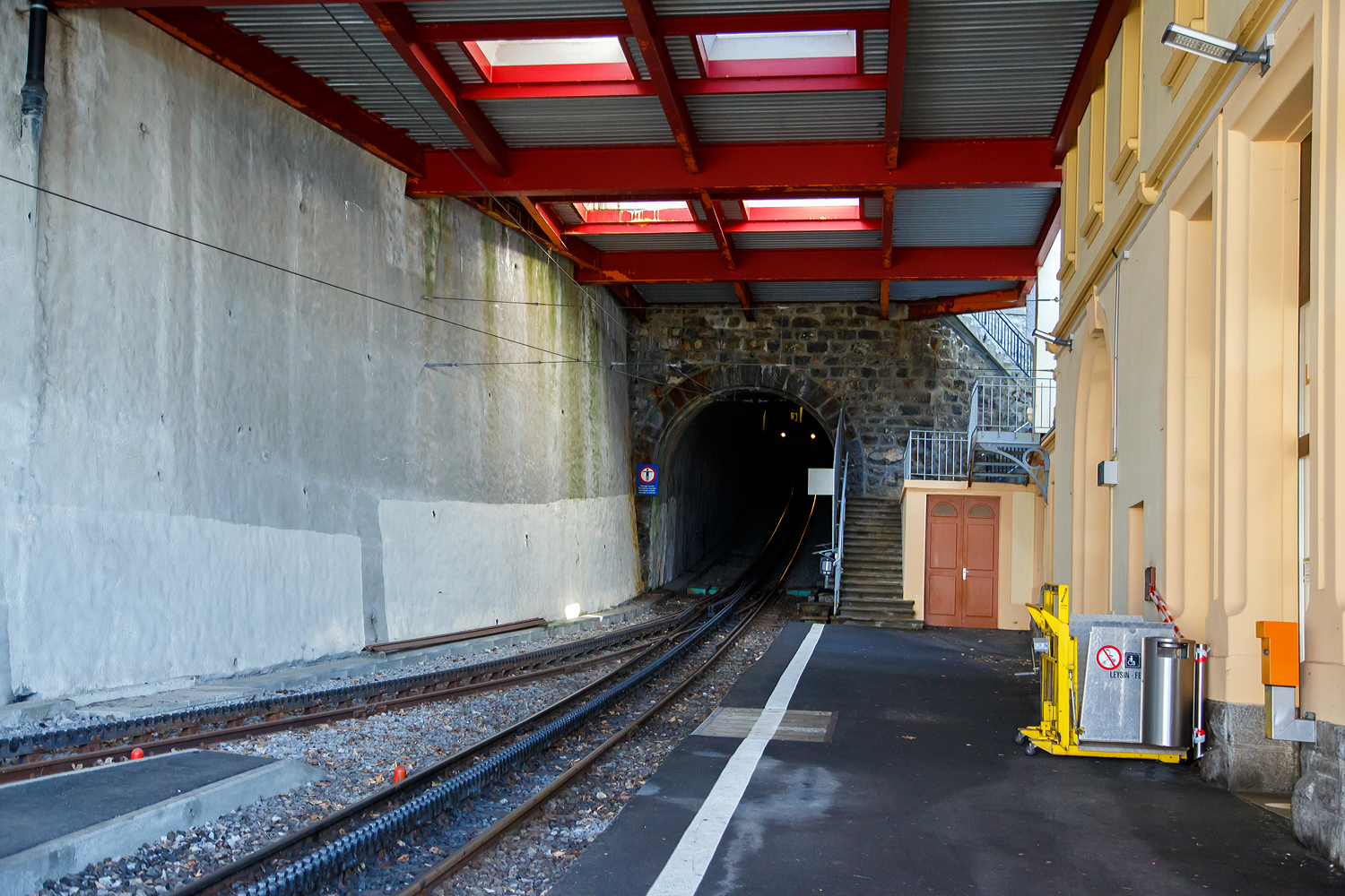 Bei sehr schwierigen Lichtverhältnissen:
Da kommt der AL Zug im Tunnel in Sicht, der tpc AL BDeh 4/4 313 „La Berneuse“ (2. Klasse elektrischen Personentriebwagen mit Gepäckabteil für den gemischten Zahnrad- und Adhäsionsbetrieb) mit den beiden AL Steuerwagen AL Bt 362 und AL Bt 363 kommt am 08 September 2023 vom Leysin - Grand-Hôtel hinab, verlässt gerade den 287 m langen Kehrtunnel Leysin und erreicht somit die Station Leysin-Feydey. Der dreiteilige Zug fährt als Regionalzug (R 25) von Leysin - Grand-Hôtel nach Aigle.