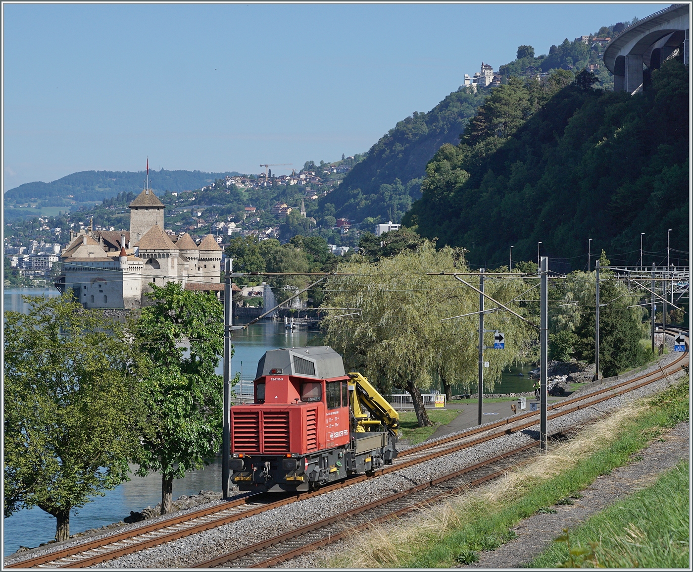 Beim Château de Chillon ist der SBB Tm 234 113-9  Ameise  auf der Fahrt in Richtung Vevey. 

30. Juli 2025