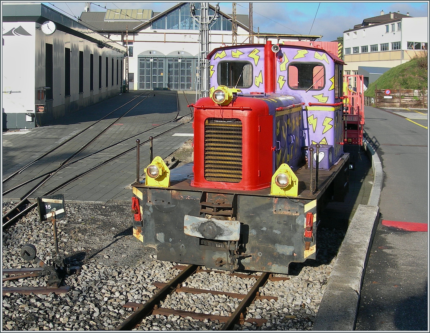 Bereits anfangs des Jahres fotografiert und nun noch einmal eine Versuch unternommen: Die MOB V 121 zeigt sich herrlich bunt! Am 27. Juli 1955 von Deutz unter der Fabriknummer 55736 als A6M517R bez. V 22 an die Euskirchener Kreisbahn geliefert, wurde die Lok 1972 auf Normalspur umgebaut und nach dem Kauf durch die MOB 1984 wieder auf Meterspur zur�ck gebaut. 

Chernex, den 17. Dezember 2023