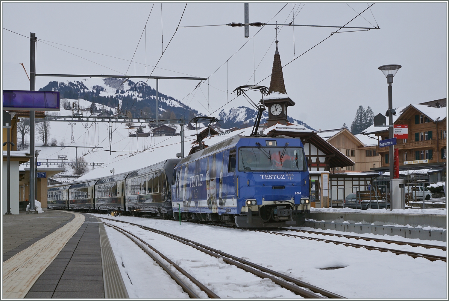 Bisher war das hübschen Türmchen des Bahnhofs von Zweisimmen als Hintergrund Normalspurfahrzeugen vorbehalten, doch mit den neuen GPX Goldenpass Zügen von Montreux nach Interlaken Ost zeigen sich nun auch MOB Ge 4/4 (Serie 8000) hier. Die MOB Ge 4/4 8001 ist mit ihrem GPX GoldenPass Express 4068 von Montreux nach Interlaken in Zweisimmen angekommen und wird nun der BLS Lok die Weiterführung des bereits umgespurten Zuges überlassen. 

15. Dezember 2022