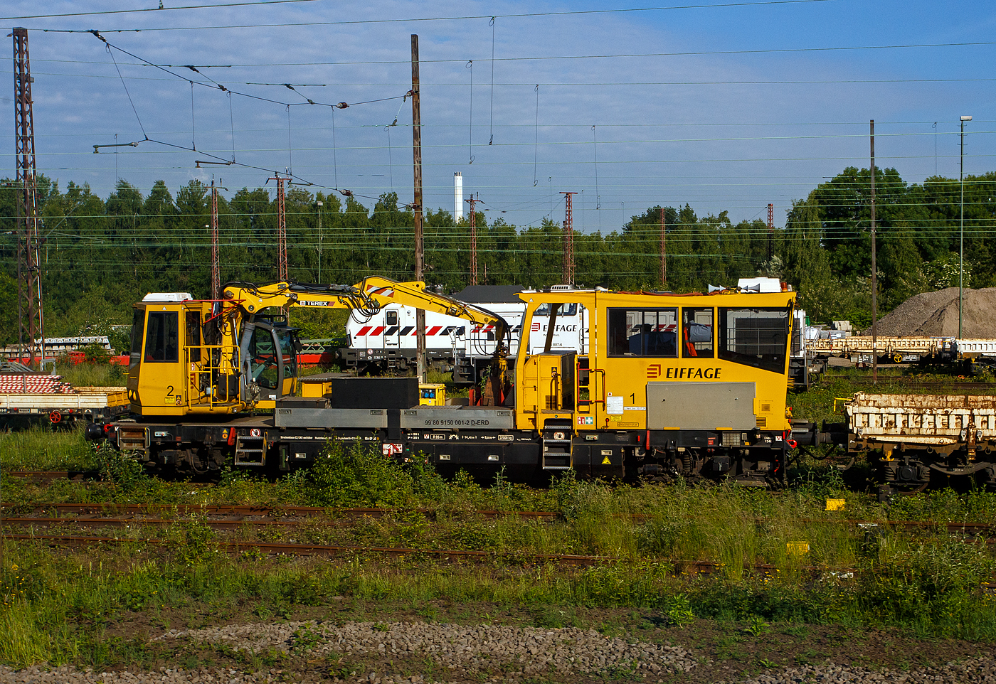 Blick am 20 Mai 2025 aus einem Zug auf den Abstellbereich (Schieneninfrastruktur) der Eiffage Infra-Rail GmbH in Herne (ehemals Heitkamp Rail GmbH): 
Hier ist das Gleisarbeitsfahrzeug 99 80 9150 001-2 D-ERD der Eiffage Infra-Rail, ein Robel BAMOWAG 54.20 (ehemals 99 80 9150 001-2 D-STRA der STRABAG Rail) abgestellt.

Der Bamowag 54.20 wurde 2010 von der ROBEL Bahnbaumaschinen GmbH in Freilassing unter der Fabriknummer 57.20-0003 gebaut. Das GAF hat in beiden Kabinen einen Führerstand, wobei Kabine mit dem TEREX Greifer sich auf einem Drehkranz befindet.

TECHNISCHE DATEN (laut Anschriften):
Spurweite: 1.435 mm (Normalspur)
Länge über Puffer: 14.400 mm
Achsabstand: 9.000 mm
Zul. Streckenklasse: C2/CM2 und höher
Eigengewicht: 37.000 kg
Nutzlast: 5 t Zul.
Anhängelast: 100 t
Höchstgeschwindigkeit: 100 km/h
Zur Mitfahrt zugel. Personen: 5
Kleister befahrbarer Gleisbogen: R =95 m