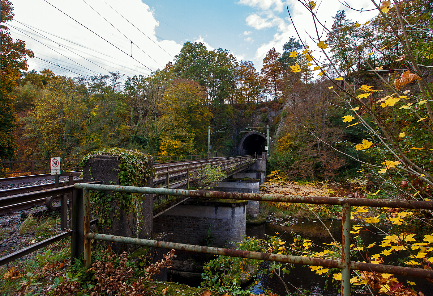 Blick auf den 32 m lange Mühlburg-Tunnel bei km 74,4 der Siegstrecke (KBS 460) in Scheuerfeld/Sieg am 18 Oktober 2025. Davor die Brücke über die Sieg, bei der alten Papierfabrik ganz rechts, hier ist auch ein Siegwehr mit Wasserkraftwerk. Da die Sieg hier auch eine Schleife macht ist kurz hinter dem Tunnel wieder eine Brücke über die Sieg.

Die Siegstrecke ist eine rund 100 Kilometer lange, überwiegend zweigleisige, elektrifizierte Hauptbahn von Köln nach Siegen in Deutschland. Zwischen Blankenberg und Merten sowie zwischen Schladern und Rosbach wurde sie nach dem Zweiten Weltkrieg nur eingleisig wiederaufgebaut. Beide Endbahnhöfe liegen im Bundesland Nordrhein-Westfalen, rund 28 Kilometer verlaufen in Rheinland-Pfalz. Die Strecke führt ab dem Bahnhof Köln Messe/Deutz über Porz (Rhein), Troisdorf, Siegburg, Hennef (Sieg), Au (Sieg) und Betzdorf (Sieg) nach Siegen Hbf. Die Siegstrecke wurde ursprünglich als Teil der Deutz-Gießener Eisenbahn errichtet und ging nicht über Siegen, sondern verlief von Betzdorf (Sieg) weiter über Herdorf, Haiger und Dillenburg bis Gießen. 