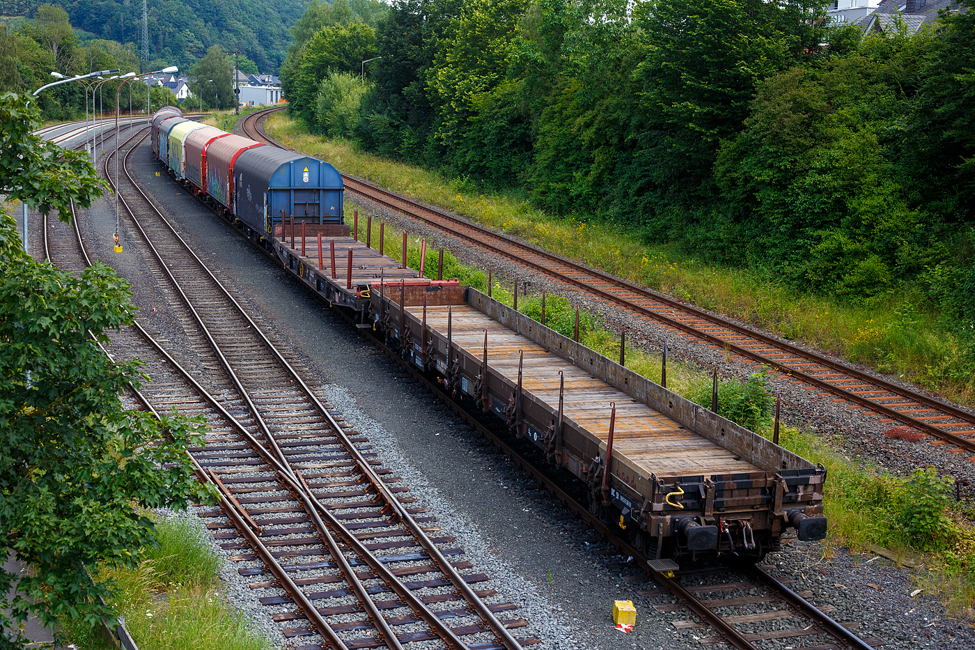 Blick auf dem Rangierbahnhof  der in Herdorf der Betriebsstätte FGE -Freien Grunder Eisenbahn (KSW NE447 / DB-Nr. 9275) am 26 Juni 2024, gleich neben der Hellertalbahn (KBS 462). 

Hier steht ein Übergabegüterzug (leere Wagen): 
Vorne der vierachsiger Drehgestell-Flachwagen, mit Seiten-, Stirnwandklappen und Rungen, 31 80 3939 083-2 D-DB, der Gattung Res 687, der DB Cargo. 
Dahinter der sechsachsige Drehgestell-Flachwagen mit, mit Einsteck-Rungen, Stirnwandklappen und klappbaren Ladeschwellen, jedoch ohne Seitenwandklappen, 31 80 4861 772-0 D-DB, der Gattung Samms 710, der DB Cargo AG.
Sowie dahinter 9 vierachsiger Drehgestell-Flachwagen mit verschiebbarem Planenverdeck und Lademulden für Coil-/Spaltbandtransporte, der Gattung Shimmns, unterschiedlicher Einsteller. 
