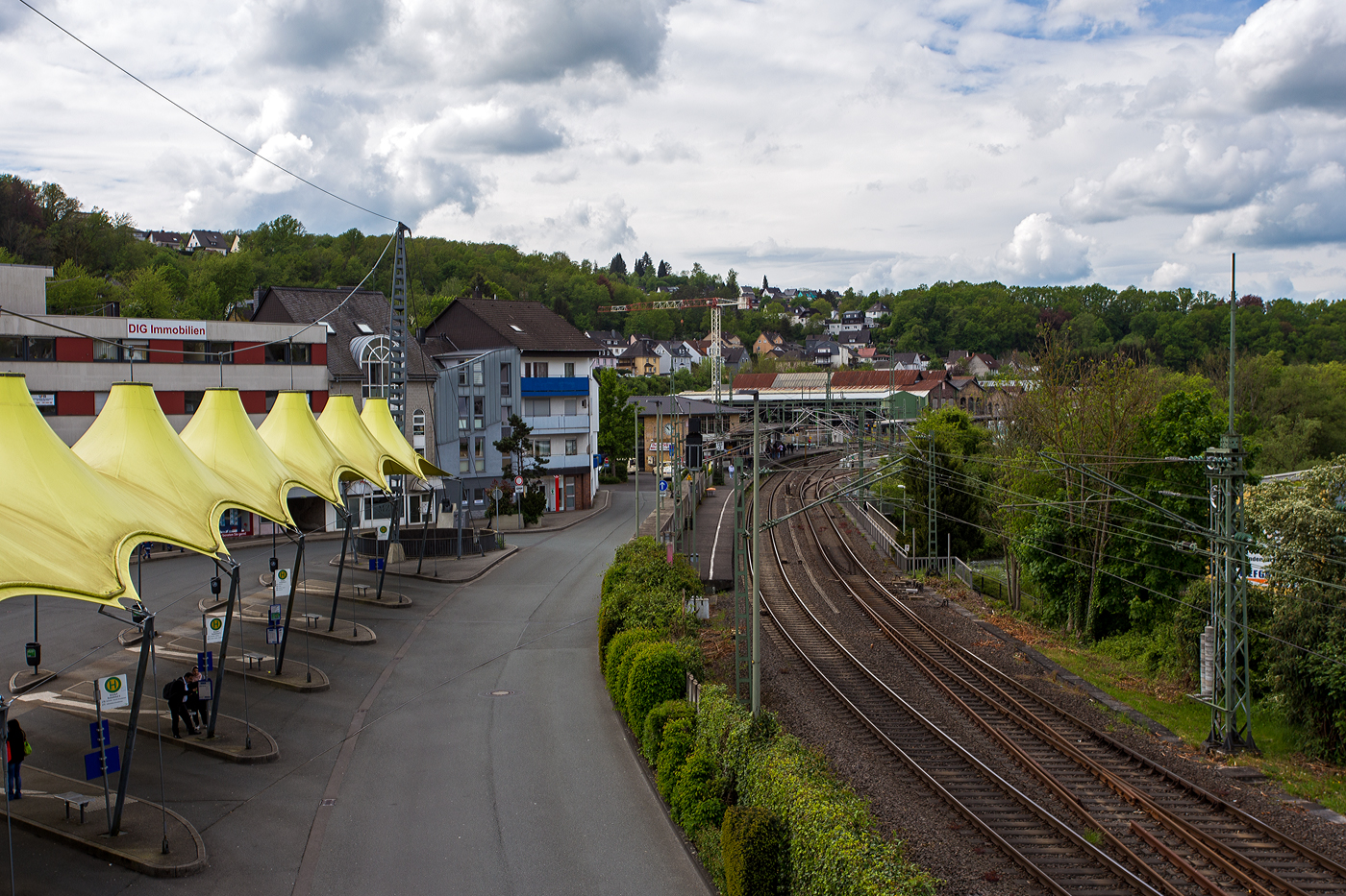 Blick von der Fußgängerüberführung über die Siegstrecke auf den Bahnhof Betzdorf (Sieg) und links auf den ZOB am 05 Mai 2024. In der Bildmitte der Bahnsteig 105 (für die Richtung Siegen), der gegenüber liegende Bahnsteig 106 für die Richtung Köln) fängt erst hinter der Sieg an und ist so nicht im Bild.
