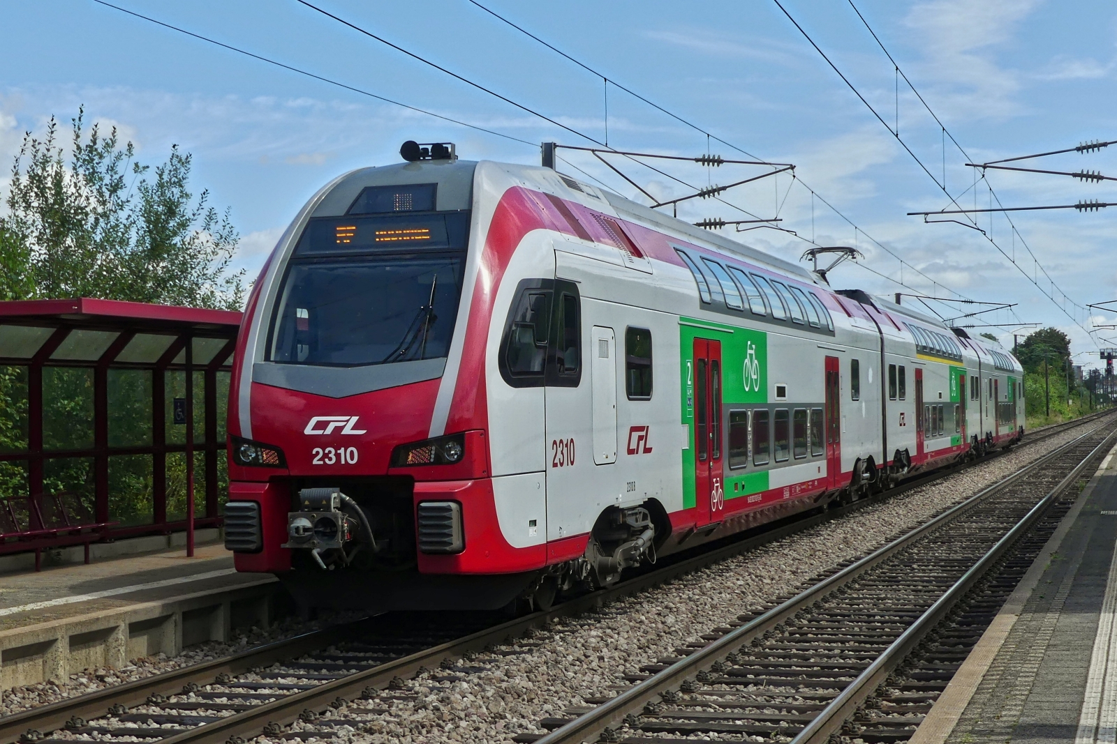 CFL 2310, als Shuttle zwischen Eschalzette und Rodange, f�hrt in die Haltestelle Lamadelaine ein. 08.08.2024.
