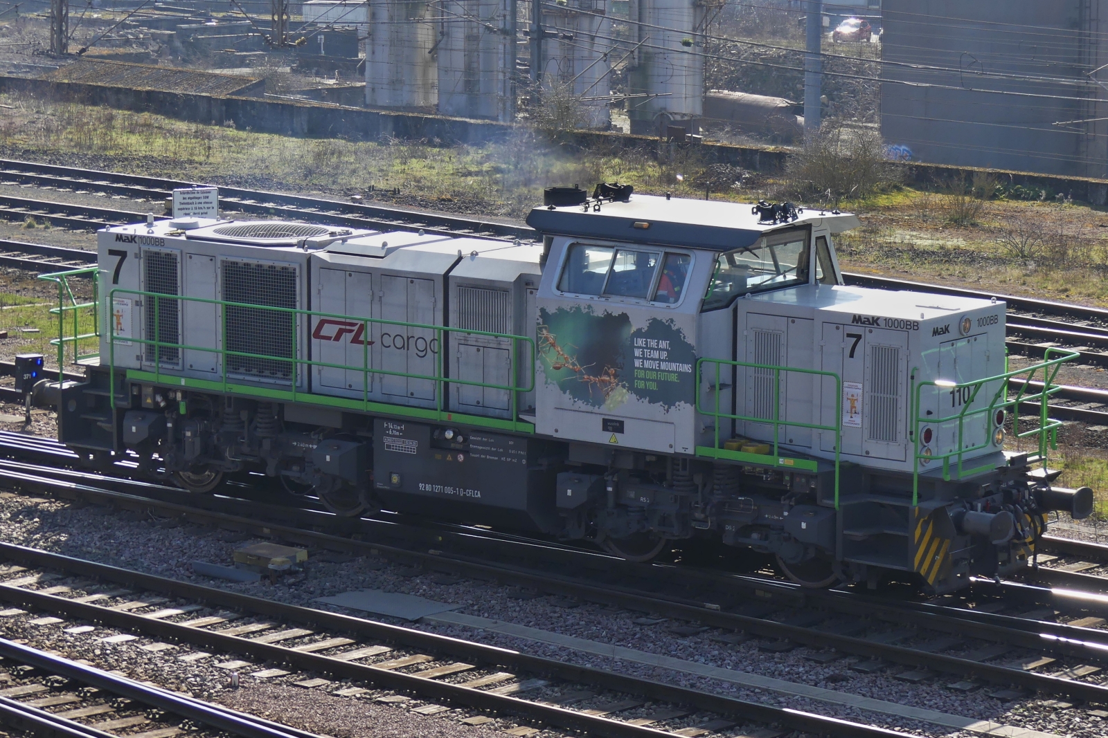 CFL Cargo Mietlok 1107  (92 80 1271 005-1 D-CFLCA) , Vossloh G 1000 BB, Fabriknr. 1001463, Baujahr 2003,  Bauart B’B‘-dh, durchf�hrt in Solofahrt das Gel�nde von Arcelor Mittal gesehen vom V�lodukt aus in Esch Belval. 08.03.2024
Seitenaufdruck: Like the ant. We team up, we move mountains, for our future, for you.  
Wie die Ameise. Wir schlie�en uns zusammen, wir versetzen Berge, f�r unsere Zukunft, f�r Sie.

