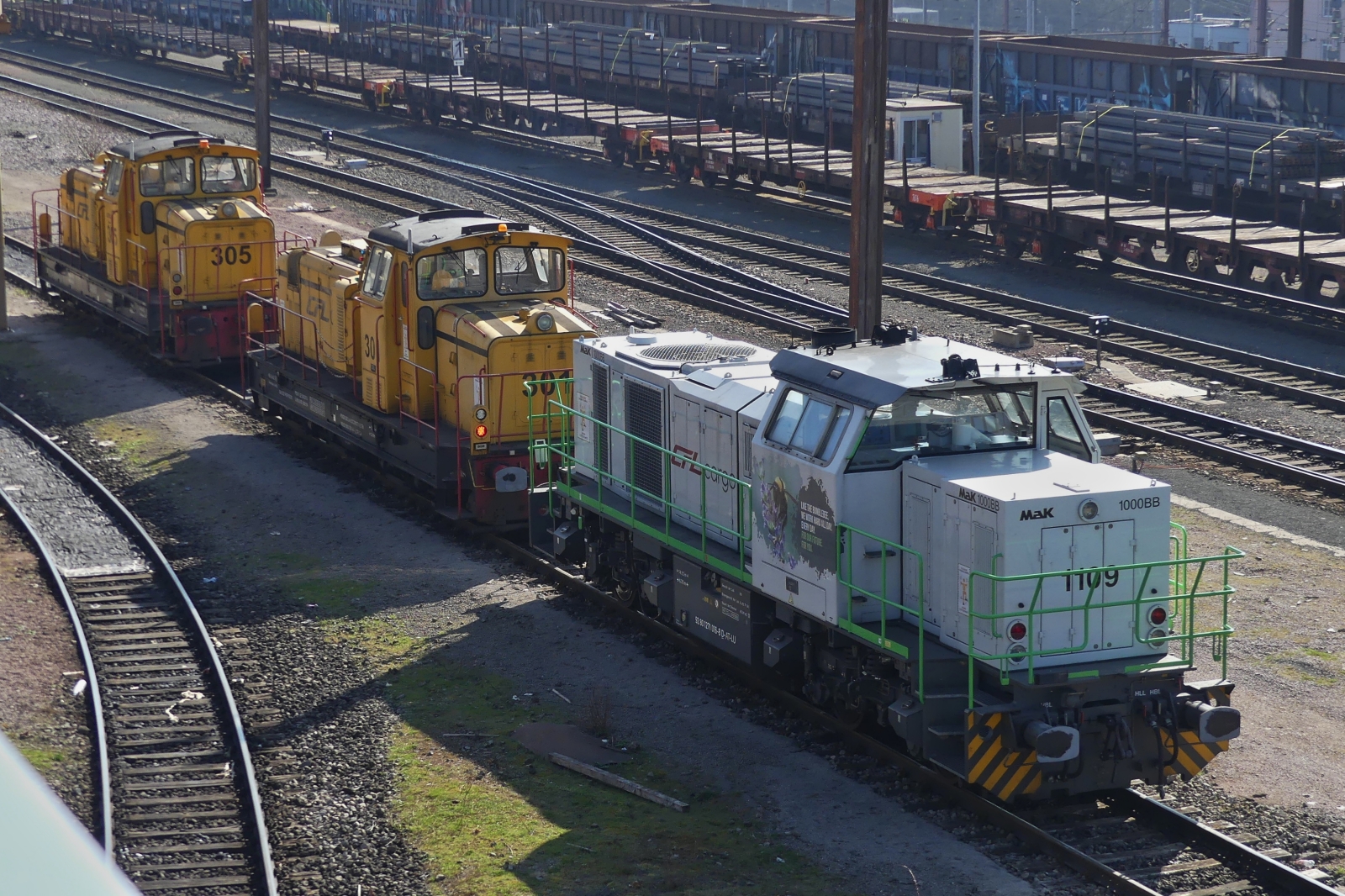 CFL Cargo Mietlok 1109, (92 80 1271 016-8 D-AT-LU), Vossloh G 1000 BB, Fabriknr. 5001541, Baujahr 2004, Bauart B’B‘-dh, seit 2021 von der CFL gemietet, steht in der Abstellung auf dem Gel�nde von Arcelor Mittal, gesehen vom V�lodukt aus in Esch Belval. 08.03.2024 Like the Bummblebee we work hard all day every day for our future foryou Wie die Hummel arbeiten wir jeden Tag, den ganzen Tag hart f�r unsere Zukunft f�r Sie. 