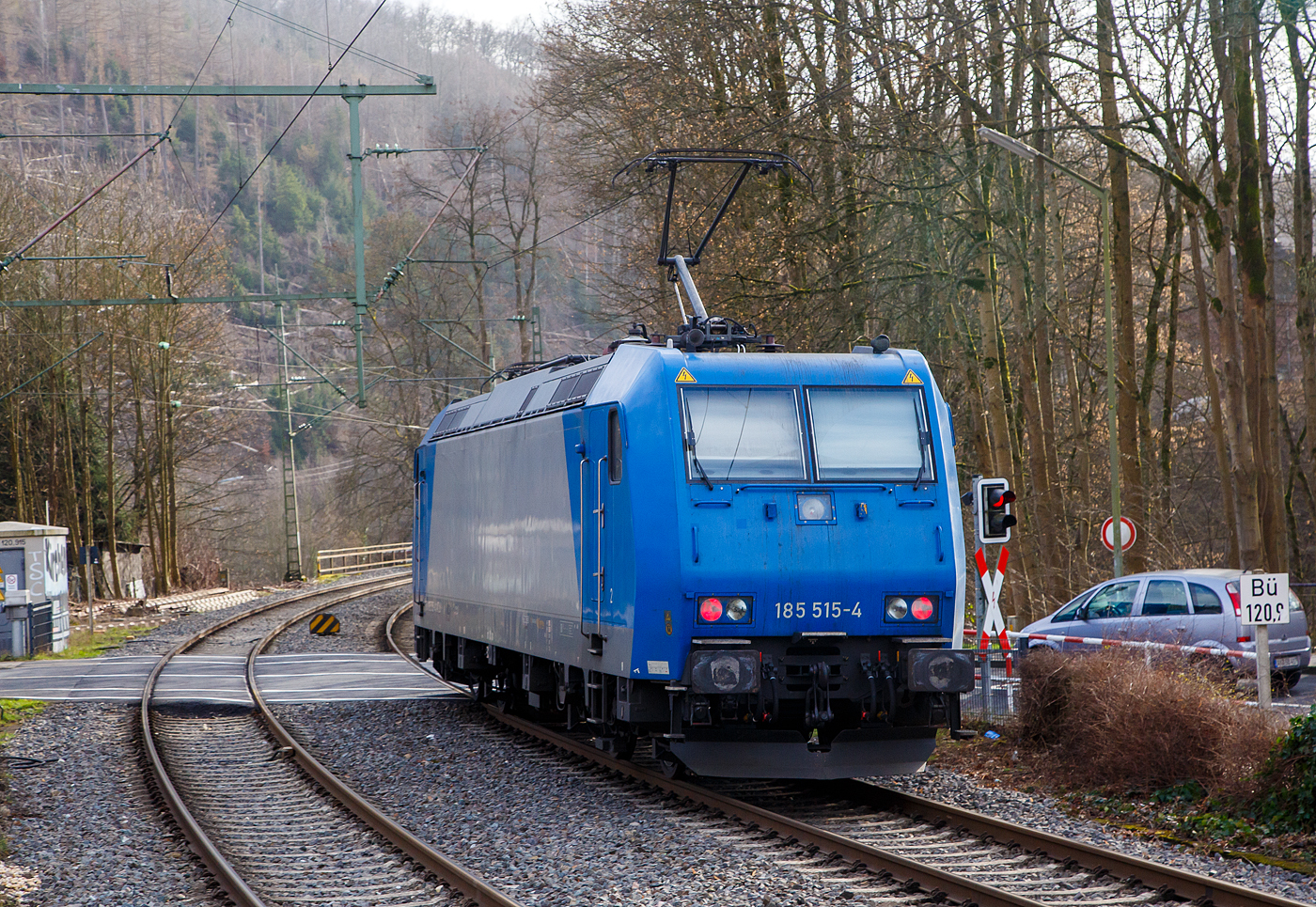 Da am Gegengleis der RE 9 einfuhr/zufuhr war nur der Nachschuss m�glich...
Die 185 515-4 (91 80 6185 515-4 D-ATLU) der Alpha Trains Luxembourg S.�.r.l. f�hrt auf Tfzf (Triebfahrzeugfahrt) am 04.02.2023 durch Kirchen/Sieg in Richtung K�ln.

Die TRAXX F140 AC1 wurde 2002 von der Bombardier Transportation GmbH in Kassel unter der Fabriknummer 33523 gebaut.