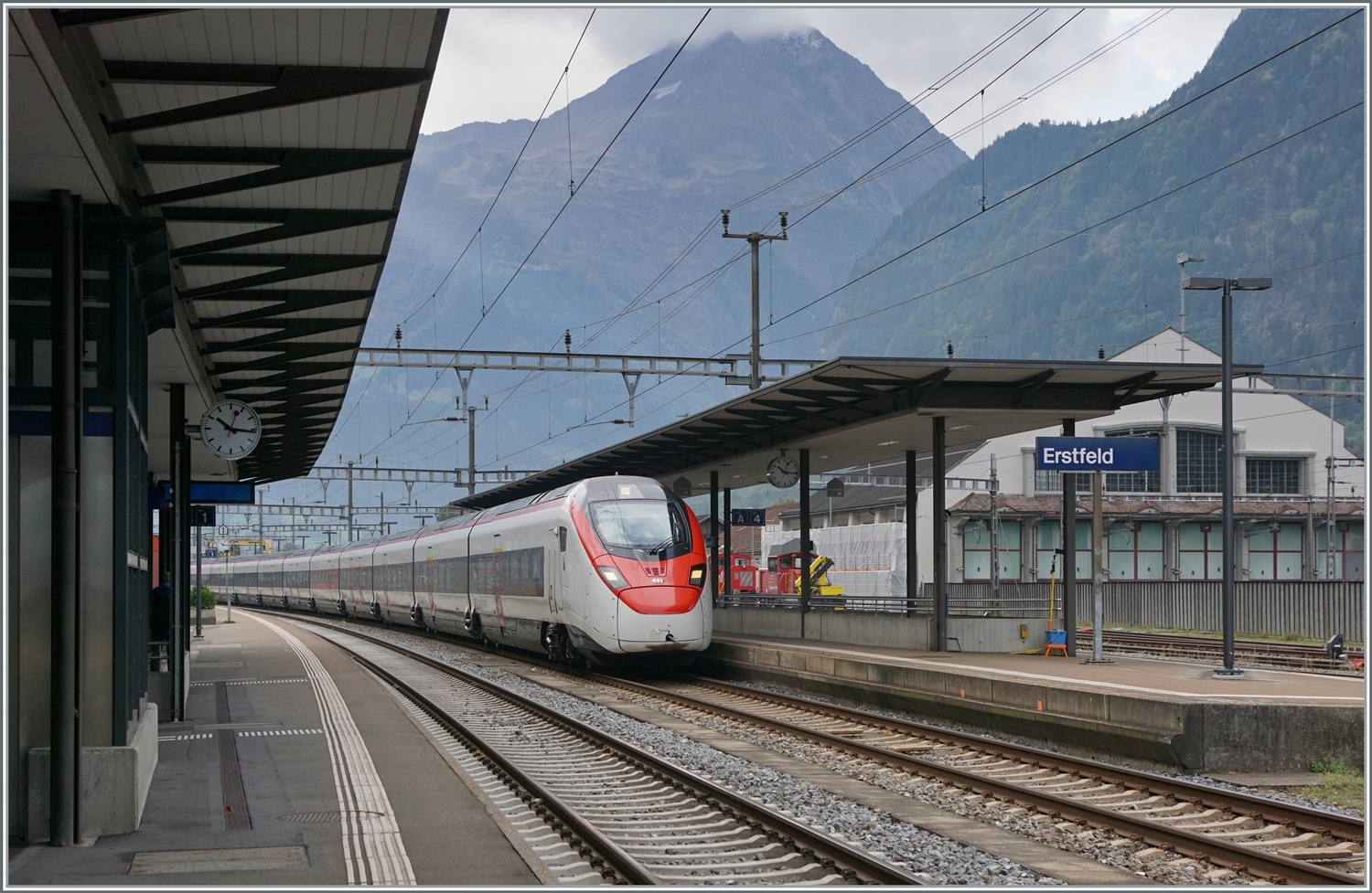 Da der Gotthard Basis Tunnel kurz nördlich von Erstfeld beginnt, sind die SBB RABE 501  Giruno  hier im Planbetrieb nicht zu sehen, es sein denn, die Züge müssen via die Gotthard Panorama Strecke umgeleitet werden. 

Ein SBB RABe auf der Durchfahrt in Erstfeld.

19. Okt. 2023