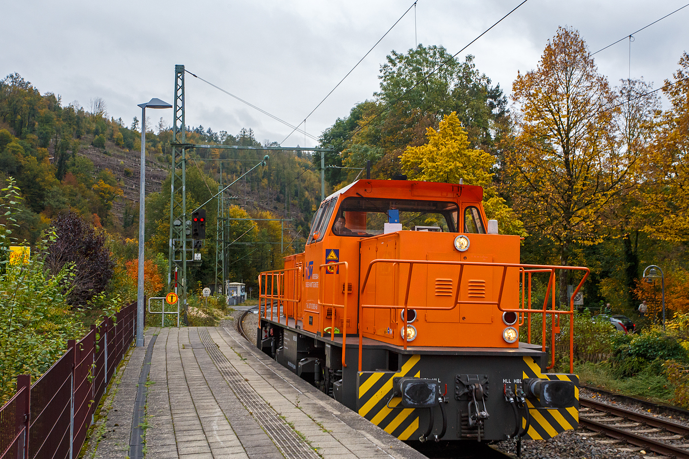 Da kommt sie nun als Lz schon wieder zurück, die KSW 45 (98 80 0276 016-9 D-KSW) die MaK G 1204 BB der Kreisbahn Siegen-Wittgenstein am 26 Oktober 2023 fährt auf Triebfahrzeugfahrt durch den Bahnhof Kirchen/Sieg in Richtung Siegen. Kurz zuvor hatte sie einen Coilzug nach Betzdorf gebracht. 

Die Lok ist übrigens eine ehemalige Schweizerin, sie wurde 1991 unter der Fabriknummer 1000866 bei MaK in Kiel gebaut und an die Sersa AG (Zürich) als Am 847 953-7  Bettina  geliefert. Im Jahr 1998 ging sie wieder nach Deutschland zur MaK / Vossloh Locomotives zurück, wo sie als Mietlok zur Verfügung stand. Nach mehreren Stationen als Mietlok (u.a. 2006 auch bei der KSW) wurde sie dann 2007 von der KSW gekauft und am 23.08.2007 nach Siegen überführt.