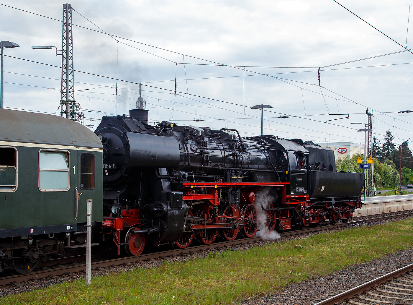 Dampfspektakel 2018 - Die 52 8154-8 vom EMBB - Eisenbahnmuseum Bayerischer Bahnhof e.V. (Leipzig), ex DR 052 154-2, hat am 29.04.2018, mit dem Personenzug nach Koblenz, Tender voraus denWittlich Hbf erreicht.

Die Güterzuglok 52 8154 wurde 1943 als Kriegslok 52 4896 von der Maschinenbau und Bahnbedarf Aktiengesellschaft in Babelsberg unter der Fabriknummer 13966 gebaut, von 1949 bis 1965 fuhr sie als DR 52 6896 und wurde 1965 im Raw Stendal zur Reko-Lokomotiven DR 52 8154 umgebaut. Im Jahr 1992 wurde sie als 052 154-2 von der DR ausgemustert und kam zur EMBB. Eingesetzt wurde sie im schweren Güterzug- und Personenzugdienst.
