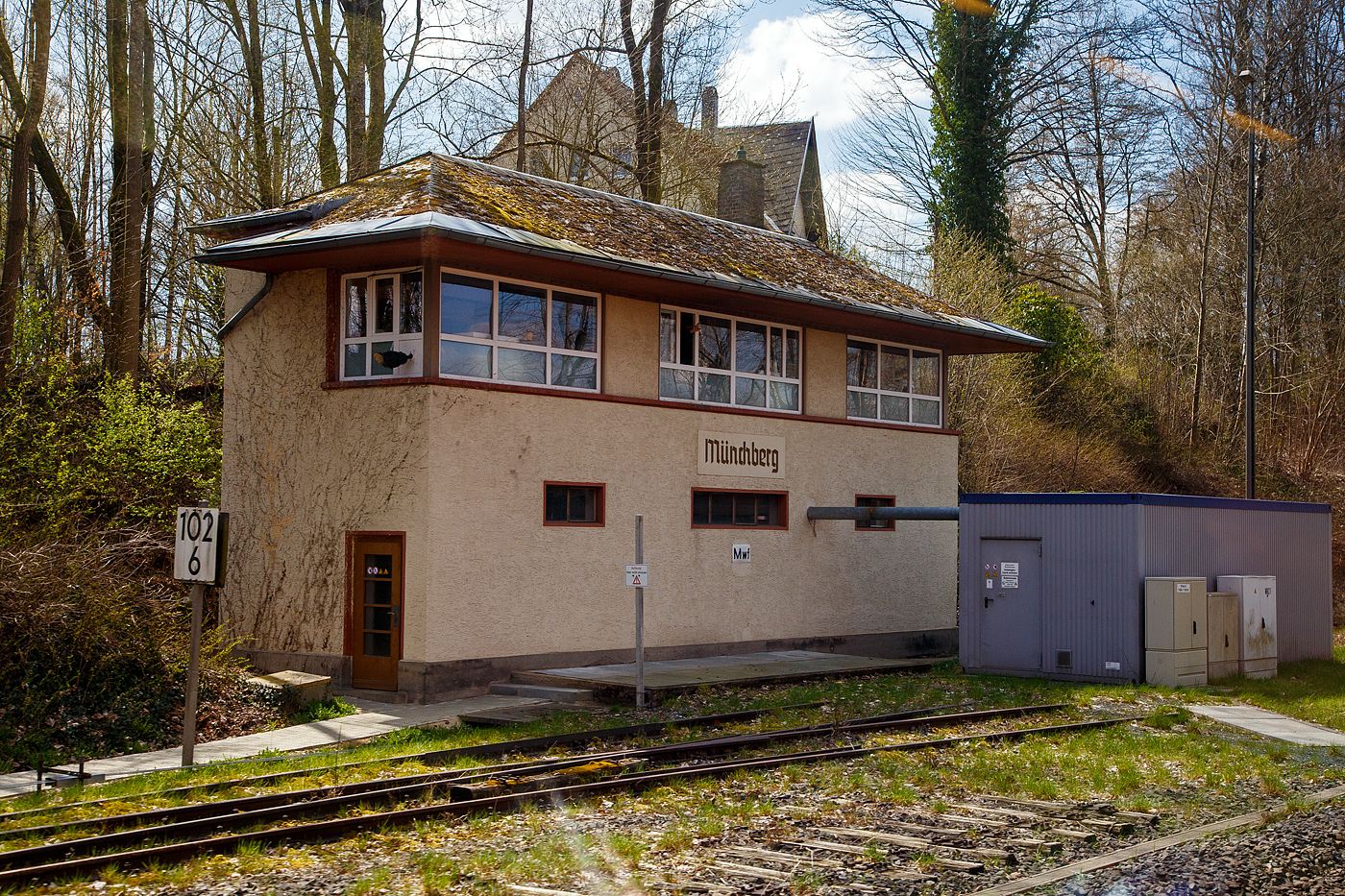 Das 1936 gebaute Fdl-Stellwerk M�nchberg (Mwf) bei km 102,6 an der Bahnstrecke Bamberg–Hof (KBS 850 / Teil der Ludwig-S�d-Nord-Bahn), hier am 21.04.2023 aus einem Zug heraus fotografiert.
