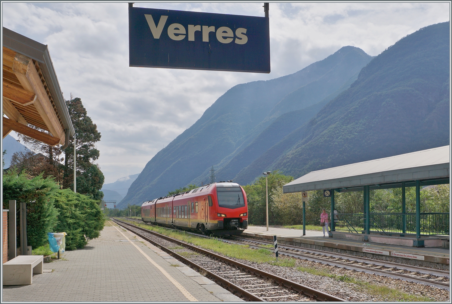 Das  andere Mal  liess nicht lange auf sich warten, bereist auf der Rückreise legten wir in Pont S.Martin und Verres erneut einen kurzen Stop ein und in Verres konnte ich dann endlich einen FS Trenitalia BTR 813 fotografieren: der FS Treniatlia BTR 813 001 erreicht bei gedämpftem Gegenlicht als RV VdA 2725 von Torino nach Aosta den Bahnhof von Verres. 

17. September 2023