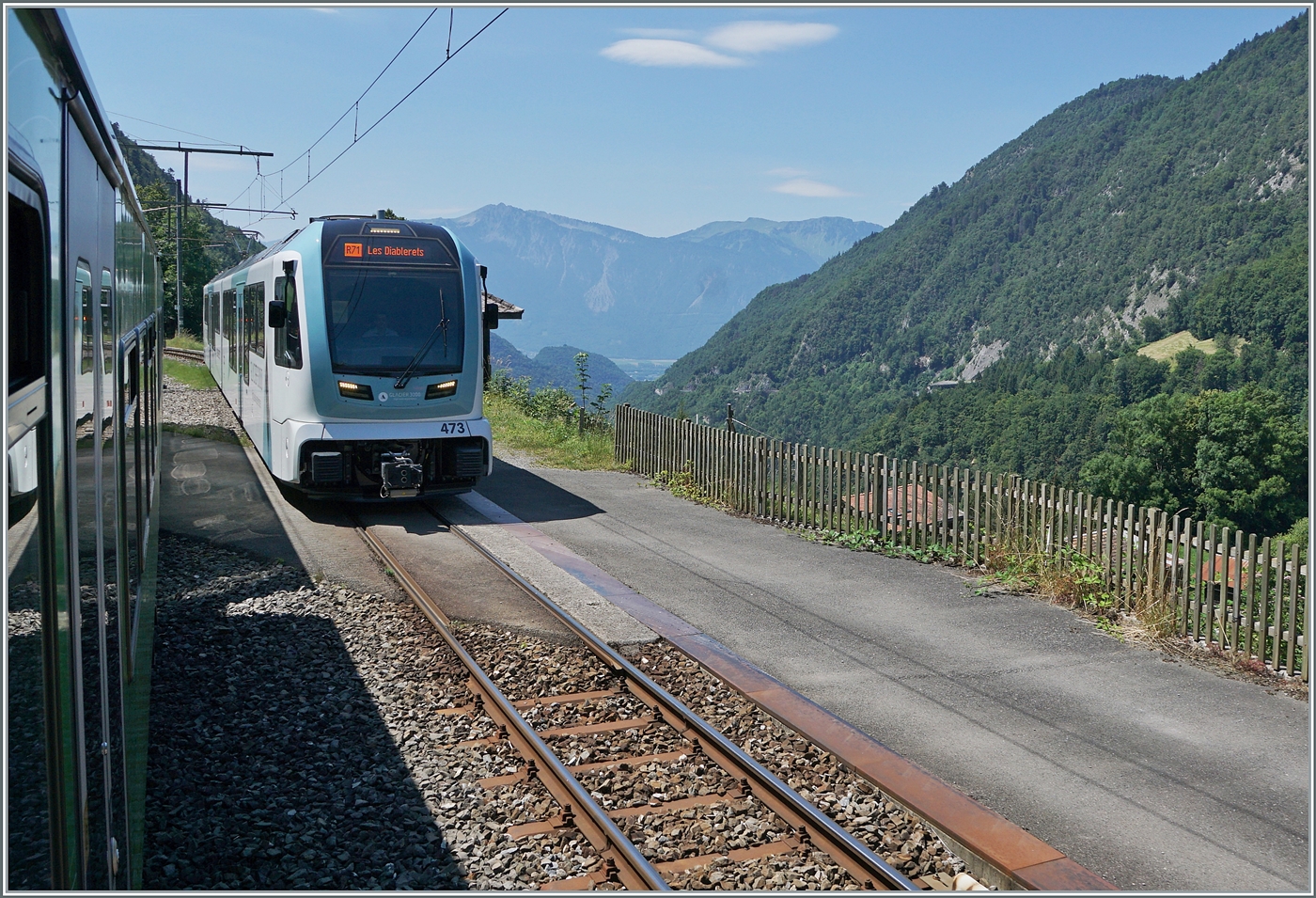 Das Bild mag gefallen, doch es hätte eigentlich gar nicht entstehen sollen: in Exergillod statt in Le Sépey kreuzt der talwärts fahrende Beh 4/8 592 den mindesten schon 15 Minuten verspäteten ABe 4/8 473 und unterstreicht den Kommentar zum Bild ID 855455.
Immerhin, wurde die Kreuzung verlegt und der ABe 4/8 473 im Glacier 3000 Werbeanstrich gefällt. 

27. Juli 2024