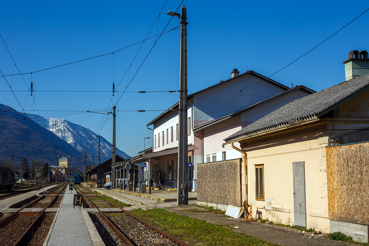 Das Empfangsgebäude Bahnhof Ebensee am Traunsee am 03 April 2025. Der Bahnhof ist an der Salzkammergutbahn (ÖBB KBS 170) und ist auf einer Seehöhe von 429,193 Meter.

Die Blickrichtung ist hier südlich bzw. Richtung Bad Ischl.