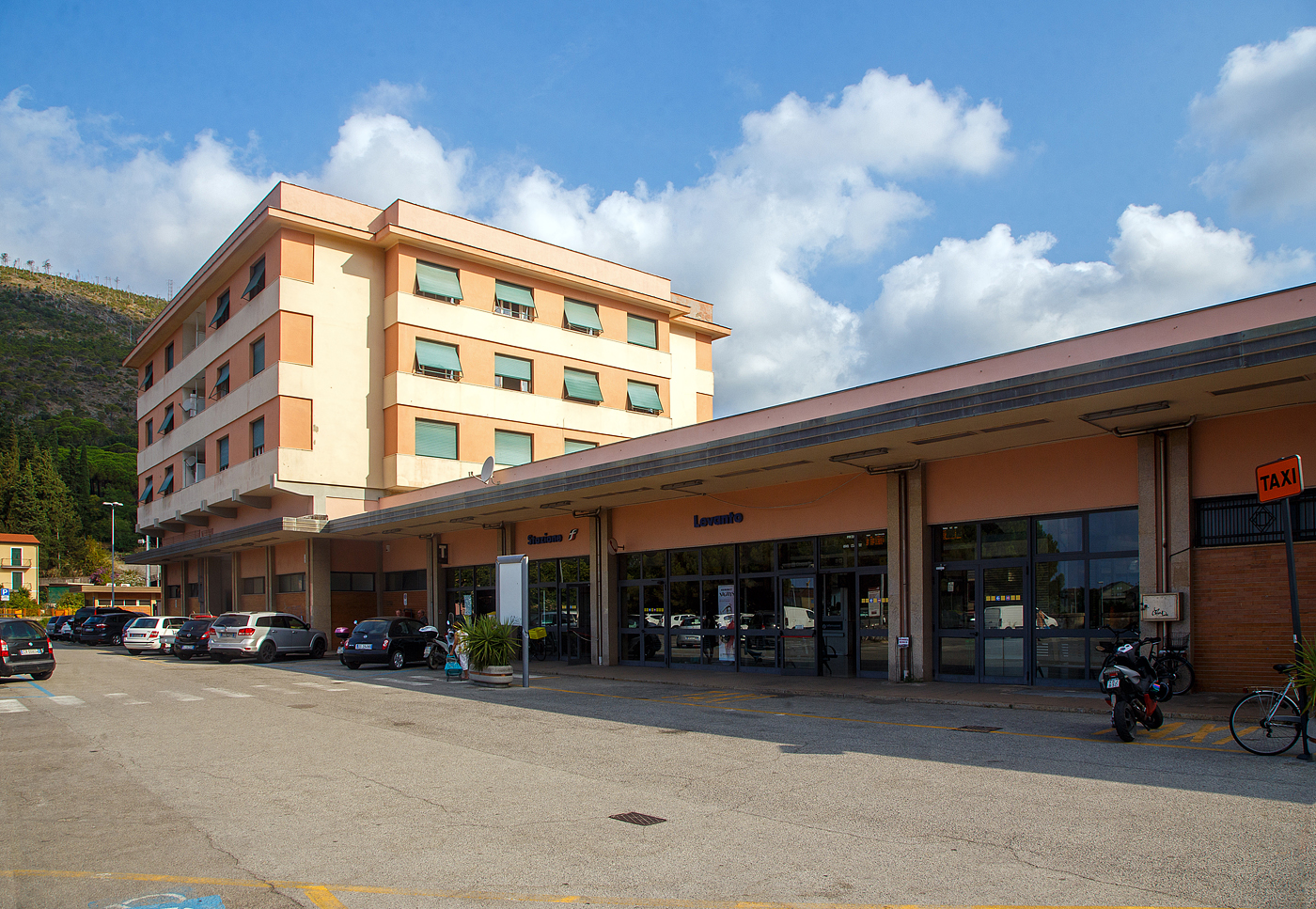 Das Empfangsgebäude vom Bahnhof Levanto an der Italienischen Riviera (nördlich der Cinque Terre) am 23.07.2022.

Der Bahnhof liegt an der Bahnstrecke Pisa–Genua (RFI Strecke-Nr. 77 / KBS 31 La Spezia–Genua),