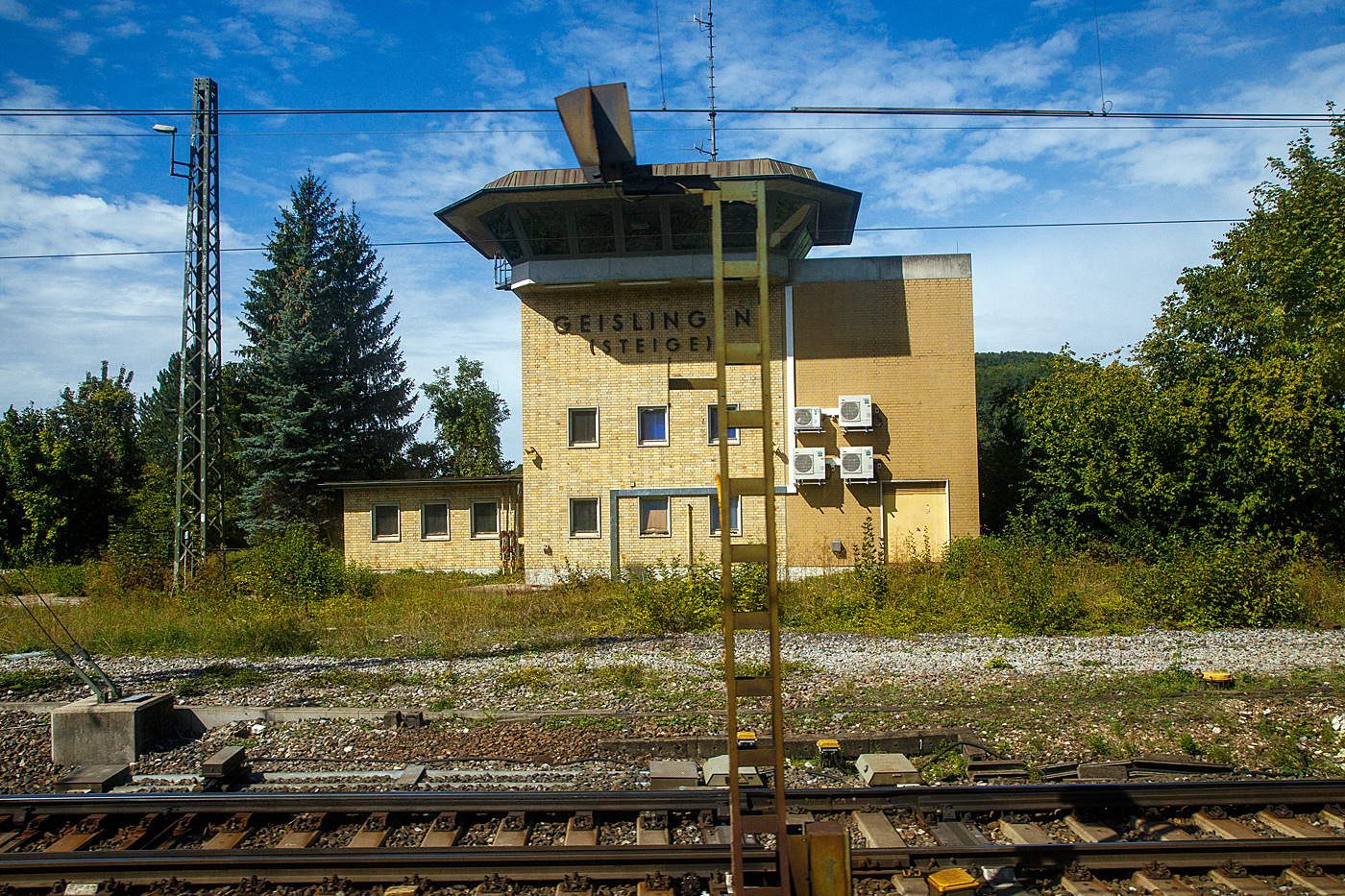 Das Fahrdienstleiter Geislingen (Steige) Gf.  Hier am 13 September 2022 aus einem Zug heraus aufgenommen.