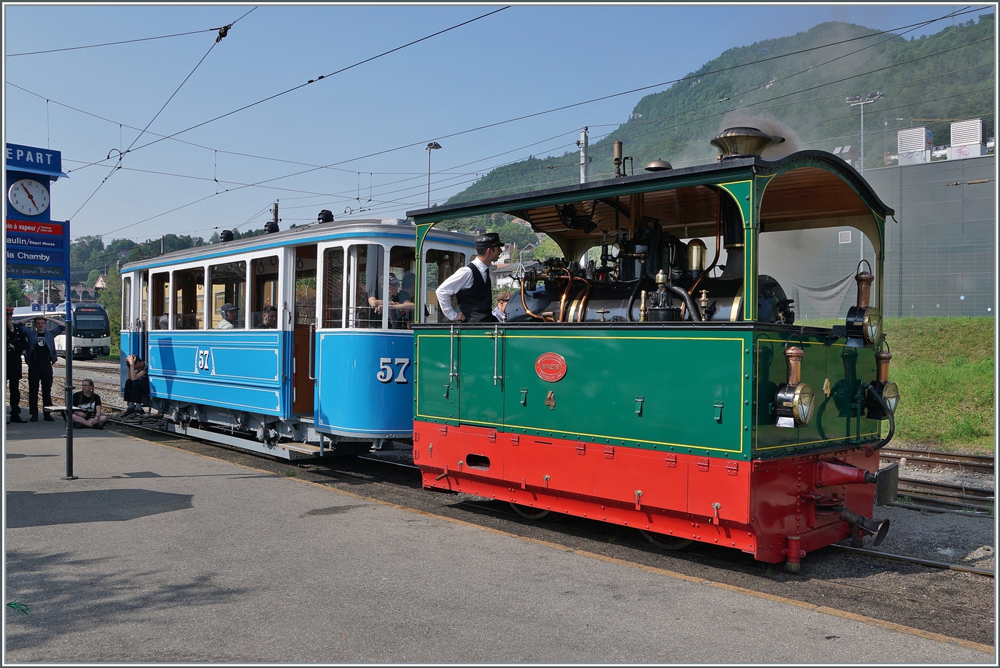Das  Festival Suisse de la vapeur  (Schweizer Dampffestival 2025) - Die G 2/2 N° 4  RIMINI  wartet in Blonay auf die Abfahrt nach Chaulin.
Es ist die letzte Fahrt der 125 Jahre alten Lok für längere Zeit. Erst 2028 soll sie wieder bei der B-C dampfen.

9. Juni 2025 

