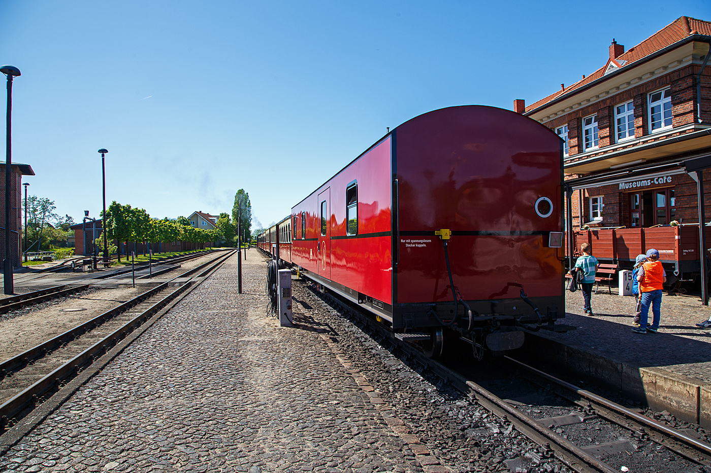 Das h�tte ich nicht gedacht als ich nach dem Wagen recherchierte, der Gep�ckwagen war zum Zeitpunkt der Aufnahme gerade mal 10 Jahre alt und das auf schmaler Spur in Deutschland. Der MBB Gro�raumgep�ckwagen KD 996-007 der Mecklenburgischen B�derbahn Molli am 15 Mai 2022 am Zugschluss im Bahnhof K�hlungsborn-West.

Der Gro�raumgep�ckwagen der Gattung KD wurde 2012 vom DLW - Dampflokwerk Meiningen (ein Werk der DB Fahrzeuginstandhaltung GmbH), nach heutigen Anspr�chen, neugebaut.

Gep�ckwagen dienen der Bef�rderung von gro�en Gep�ckst�cken, Fahrr�dern, aber auch gro�en Rollst�hlen. Die Mecklenburgische B�derbahn Molli verf�gt �ber 4 Gep�ckwagen. Davon sind 2 Original und 2 neugebaut im Dampflokwerk Meiningen nach heutigen Anspr�chen.

TECHNISCHE DATEN:
Spurweite: 900 mm
Anzahl der Achsen: 4 (in 2 Drehgestellen)
L�nge �ber Puffer: 15.140 mm
Drehzapfenabstand: 11.200 mm
Eigengewicht: 15 t
Nutzlast: 2 t
Bremse: KE-P
Handbremse: Ja
