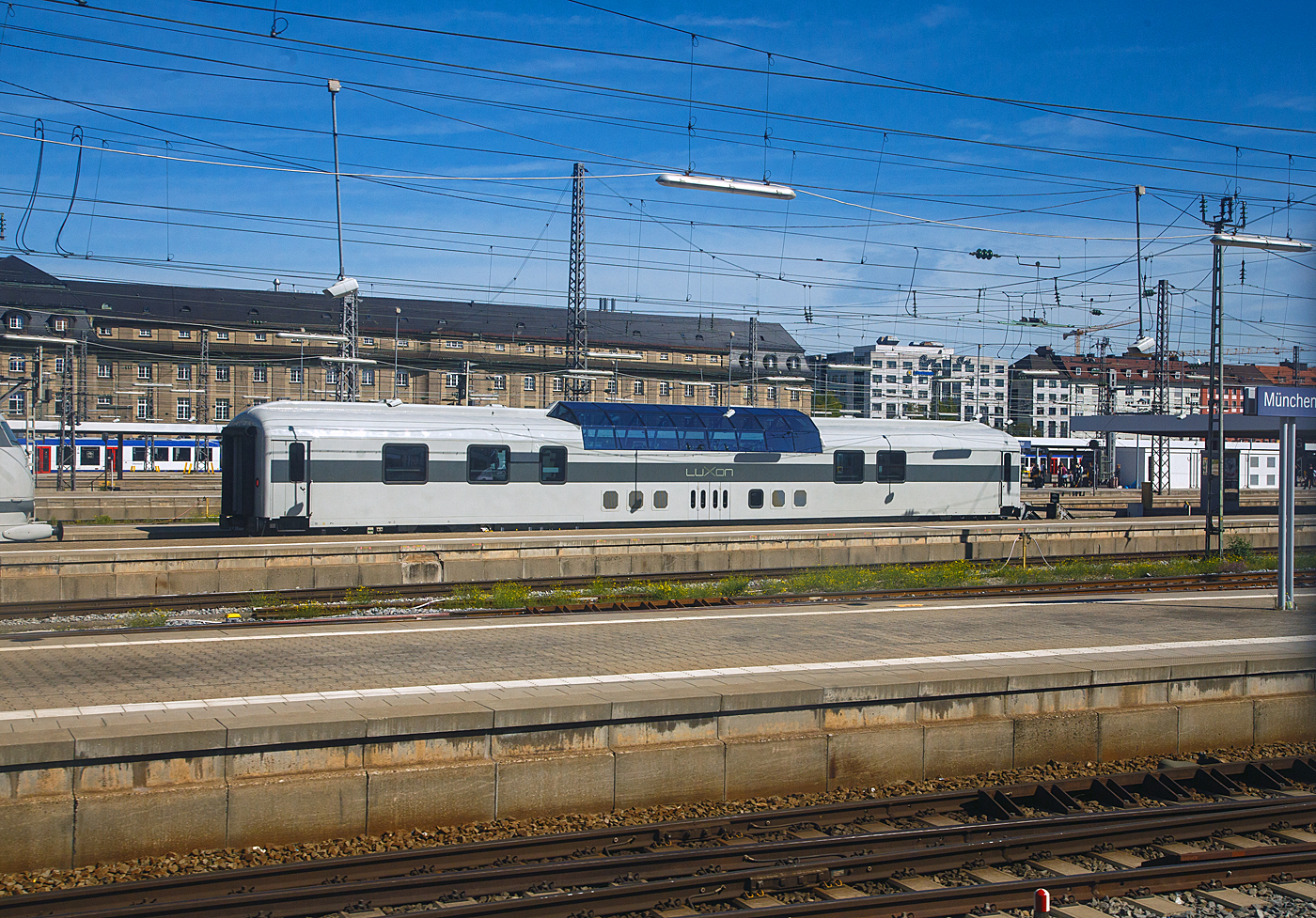 Das LUXON DomeCar CH-RADVE 61 85 89-90 003-3 der Gattung SRmz der Rail Adventure ist am 13 September 2022 beim Hauptbahnhof München abgestellt.

Bei dem Aussichtswagen der Gattung SRmz, handelt es sich um das ehemalige DomeCar DB 10 433 AD4üm-62 als 1. Klasse Aussichtswagen für den Fernschnellzug Rheingold (F-Zug), der 1962 von Wegmann & Co. in Kassel unter der Fabriknummer 6657 gebaut wurde. Ab 1966 Deutsche Bundesbahn -  DB 10 533 AD4ümh 101und später DB 61 80 88-80 003-8 ADmh 101.
Fünf dieser Aussichtswagen im Stil der US-amerikanischen Domecars wurden von Wegmann für die Deutschen Bundesbahn (DB) gebaut, die sie für luxuriösen Fernschnellzug Rheingold, der ausschließlich die 1. Klasse führte, beschaffte. Zwei für jedes Zugpaar und ein weiterer Wagen als Betriebsreserve.

1963 wurden zwei nahezu baugleiche Wagen für den Rheinpfeil in Betrieb genommen, äußerlich an den größeren Panoramafenstern (vier statt acht) erkennbar. Sie hatten die abweichende Gattungsbezeichnung AD4üm-63, außerdem trugen sie ursprünglich statt des Rheingold-Schriftzuges die Anschrift „Deutsche Bundesbahn“. 1965 wurden beide Züge zu Trans-Europ-Express-Zügen (TEE) heraufgestuft.

Ab 1971 wurden die TEE-Züge in Deutschland weitestgehend in das neu geschaffene Intercity-Netz integriert und der fahrplanmäßige Einsatz der Aussichtswagen 1973 beendet. 1976 wurden sie an die Internationale Apfelpfeil-Organisation (IAO, mit vollem Namen IAO Internationale Apfelfahrten Organisation Helmut Th.K.Rall International Arrangements Organization GmbH & Co. KG, besser bekannt als Apfelpfeil), einen Reiseveranstalter mit Sitz in Freudenstadt-Grüntal, verkauft. Die IAO baute die Kuppeln um und verringerte deren Höhe um 20 cm, was den Fahrzeugen ein Lichtraumprofil gab, das deren freizügigen Einsatz in ganz Europa ermöglichte. Als die IAO in die Insolvenz fiel, kaufte das Reisebüro Mittelthurgau die Fahrzeuge, ertüchtigte sie für den Einsatz mit 200 km/h und vermarktete mit ihnen Schienenkreuzfahrten unter der Marke TEE Panorama. Anschließend 1999 wurden sie an die Veolia-Tochter Tågkompaniet verkauft, die sie als AFS1 bzw. AFS2 (mit Notbremsüberbrückung) mit den Nummern 201 bis 205 bezeichnete. Die Wagen wurden weiß-grün foliert und mit großen Tierbildern versehen: Vielfraß (201), Fuchs (202), Luchs (203), Elch (204) und Bär (205). So verkehrten die Wagen von 1999 bis 2003 zwischen Stockholm und Narvik.

Dann wurden die Wagen einzeln an unterschiedliche Eigentümer veräußert:

Nr. 10551 kam 2005 zu einem Reiseveranstalter in den Niederlanden.
Nr. 10552 übernahm der Freundeskreis Eisenbahn Köln und unterhält ihn betriebsfähig.
Nr.10554 wurde ebenfalls von der VEB übernommen, später von der AKE-Eisenbahntouristik gekauft und dort im AKE-Rheingold eingesetzt.
Nr. 10555 übernahm die Deutsche Bahn Stiftung, Trägerin der Museen der DB AG. Er steht als Info-Zentrum im Güterbahnhof Coburg.

Dieser Nr. 10533 wurde von der Vulkan-Eifel-Bahn Betriebsgesellschaft (VEB) übernommen. Im April 2011 kaufte ihn das Eisenbahnverkehrsunternehmen RailAdventure für 40.000 Euro, sanierte ihn in mehrjähriger Arbeit grundlegend und baute ihn dabei zu einem modernen Salonwagen um. Das Fahrzeug wurde auf der InnoTrans 2012 in Berlin vorgestellt, absolvierte anschließend Testfahrten und kann nun seit 2019, in gut 100.000 Arbeitsstunden nach 95 Monate Umbau und ein paar Millionen Euro Kosten, gemietet werden. Er ist heute in der Schweiz zugelassen und trägt die Bezeichnung SRmz 61 85 8990 003-3 CH-RADVE.

LENENSLAUF von diesem Wagen (Nr. 10553):
•	1962 bis 1966   -   DB 10 433  AD4üm-62
•	1966 bis 1971   -   DB 10 553  AD4üm-63
•	1971 bis 1976   -   DB 61 80 81-80 003-8  ADmh 101
•	1976 bis 1989   -   IAO (Apfelpfeil) 51 80 09-42 913-6 WGm
•	1989 bis 1999   -   RBMT (Reisebüro Mittelthurgau) 51 80 09-80 203-5 WGm 038.8, eingestellt über die SBB
•	1999 bis 2003   -   TKAB AFS 2 – 203 (Veolia-Tochter Svenska Tågkompaniet AB), vorher als ex 61 85 09-90 003-0 WGm bzw. ex 51 80 09-90 003-7 WGm geführt. 
•	2003 bis 2011   -   Vulkan-Eifel-Bahn  61 85 09-90 003-0 D-VEB
•	2011 bis heute   -   Rail Adventure „LUXON“ DomeCar 61 85 89-90 003-3 CH-RADVE der Gattung SRmz

Luxon bringt Luxus auf die Schienen
Die Rail Adventures haben aus diesem Panoramawagen ein Wunderwerk gebaut. Der Komfort des 21. Jahrhunderts in einem legendären Eisenbahnschmuckstück. Für eine Spritztour mit dem Luxuszug muss man nur solvent sein, denn unter 11.000 Euro kann man den Luxuszug leider nicht buchen.
Bis zu 22 Gäste können zukünftig vom Bahnhof ihrer Wahl auf ihrer Wunschstrecke in einem Sonderzug der besonderen Art verreisen: Der sogenannte Luxon fährt bis zu 200 Kilometer pro Stunde. Sein Panoramadeck kann durch flexible Bestuhlung für geschäftliche Anlässe in einen fahrenden Konferenzraum verwandelt werden. Elf elektrisch verstellbare Liegesessel für die Aussichtskuppel gibt es außerdem. Doch unabhängig davon, zu welchem Anlass der Luxon gebucht wird, 2-Sterne-Koch Tohru Nakamura verwöhnt die geladenen Gäste kulinarisch auf höchstem Niveau. Siebengängige Menüs für bis zu 22 Gäste sind möglich. Ab 11.000 Euro kann der Luxon gebucht werden. Der Preis hängt von Personenanzahl, Strecke und Art des Events ab.

TECHNISCHE DATEN (DomeCar):
Spurweite: 1.435 mm
Anzahl der Achsen: 4 in 2 Drehgestellen
Länge über Puffer: 26.400 mm
Drehzapfenabstand: 19.000 mm
Eigengewicht: 53 t
Höchstgeschwindigkeit: 200 km/h
