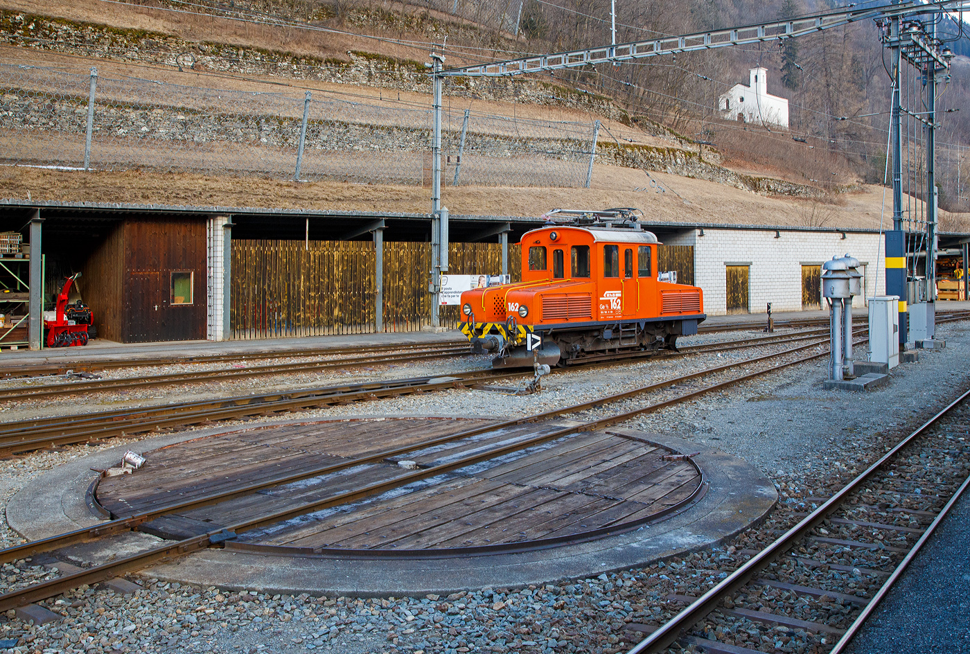 Das RhB  Eselchen  162 bzw. der Rangiertraktor RhB Ge 2/2 162, ex BB Ge 2/2 62 steht am 20.02.2017 im RHB-Bahnhof Poschiavo. Davor die handbetriebene Drehscheibe, sie dient hier eher zum Wenden von Schneepflügen.

Von der kleinen Elektrolokomotive Ge 2/2 wurden nur zwei Loks von diesem Typ für Berninabahn (BB) , heute der Rhätischen Bahn (RhB), gebaut, ursprünglich die BB 61 und BB 62, seit 1961 mit den Nummern RhB 161 und 162.

Beide Gleichstromloks wurden 1911 von der Berninabahn (BB) für Vorspanndienste beschafft, sie wurden von SIG in Neuhausen am Rheinfall und Alioth gebaut. Die damals noch braun lackierten Maschinen erhielten die Nummern Ge 2/2 61 und 62 und waren noch mit Lyra-Stromabnehmern bestückt. Nach der Übernahme der BB durch die RhB im Jahre 1942 wurden sie verschiedentlich modernisiert, sie tragen heute einen Einholmstromabnehmer und sind meistens als Rangierloks in Tirano und Poschiavo tätig.

Sie werden wegen ihrer Form auch  Mini-Krokodile  oder wegen ihres Aufgabenbereichs  Eselchen  genannt. Zwischen den Vorbauten ist ein Gang, so dass ein Übergang zum Zug möglich war. Die Benutzung ungeschützter Übergänge ist aber inzwischen selbst dem Personal untersagt, so wurden folgerichtig an den beiden Loks die Übergangsbleche entfernt. Die Loks sind die zweitältesten im Dienst befindlichen Lok der RHB.

Technische Daten der Ge 2/2
Betriebsnummern: 161 und 162 (ex 61 und 62)
Hersteller: SIG, Alioth
Baujahr: 1911
Anzahl Fahrzeuge: 2
Spurweite: 1.000 mm
Achsanordnung: B
Länge über Puffer: 7.740 mm
Breite: 2.500 mm
Achsabstand:
Triebraddurchmesser (neu): 975 mm
Dienstgewicht: 18.0 t
Höchstgeschwindigkeit: 45 km/h
Stundenleistung: 250 kW (340 PS)
Anfahrzugkraft: 37,6 kN
Stundenzugkraft: 27,5 kN bei 27 km/h
Motorentyp: Gleichstrom Reihenschluss
Fahrleitungsspannung: 1 kV DC (Gleichstrom) / 750 V DC vor 1935