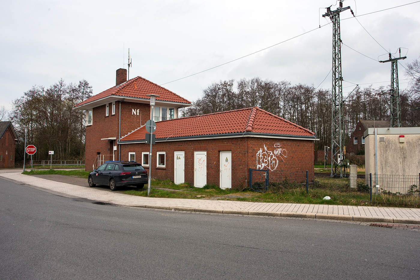 Das Stellwerk Norden Fahrdienstleiter „Nf“ am 14 M�rz 2024, nahe dem Bahnhof Norden.

Die Inbetriebnahme erfolgte am 20.10.1954. Es ist vom Typ elektromechanisch E 43/50 + El B. Vom Stellwerk wird seit 07.11.2008 �ber ein ESTW der Bahnhof Norddeich ferngesteuert.