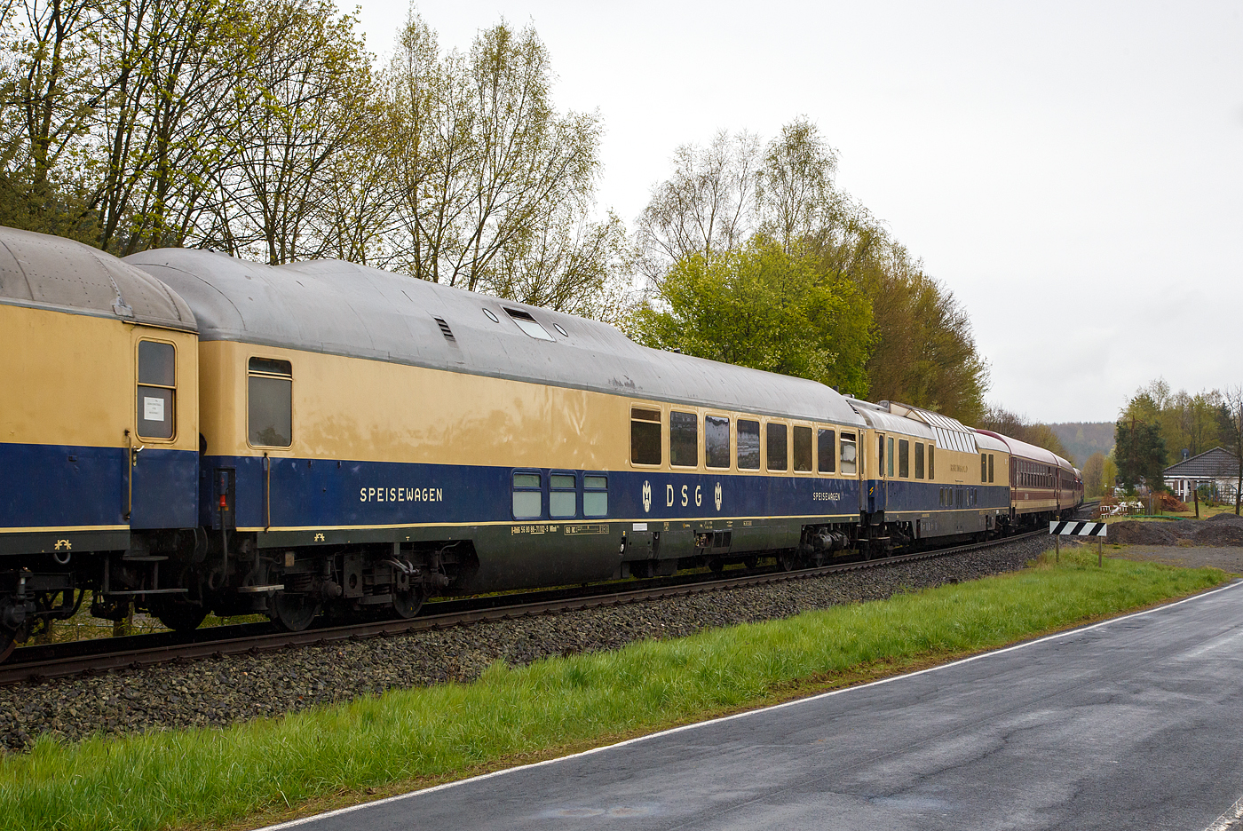 Der 1. Klasse Rheingold Buckelspeisewagen D-RhBG 56 80 88-71 102-9 WRmh 131.0 der Rheingold-Zug Betriebsgesellschaft mbH, eingereiht im Zugverband in einen Sonderzug, hier am 22 April 2017 in Obererbach (Westerwald) auf der Oberwesterwaldbahn.

Der Buckelspeisewagen wurde 1963 von O&K (Orenstein und Koppel) in Berlin-Spandau gebaut und als 105 WR4üm an die DSG - Deutsche Schlaf- und Speisewagengesellschaft (später Deutsche Service-Gesellschaft der DB) geliefert. 1965 wurde er zum DB 11 105 WR4üm-62 und im September 1966 zum 61 80 88-80 005-6 WRümh 131umgezeichnet. In den 1980er-Jahren wurde er zum D-DB 51 80 09-80 102-9 WGmh 038.8. 1993 ging er an den Eisenbahn Kurier Verlag und wurde über die Rheingold-Zug Betriebsgesellschaft mbH als 56 80 88-71 102-9 D-RhBG WRmh 131.0 eingestellt.

TECHNISCHE DATEN:
Länge über Puffer: 26.400 mm
Wagenkastenlänge: 26.100 mm
Wagenkastenbreite: 2.825 mm
Höhe über Schienenoberkante: 4.050 mm
Drehzapfenabstand: 19.000 mm
Achsstand im Drehgestell: 2.500 mm
Leergewicht: 54 t
Höchstgeschwindigkeit: 160 km/h
Ausstattung: Speisewagen mit 48 Plätzen und doppelstöckigem Versorgungstrakt.