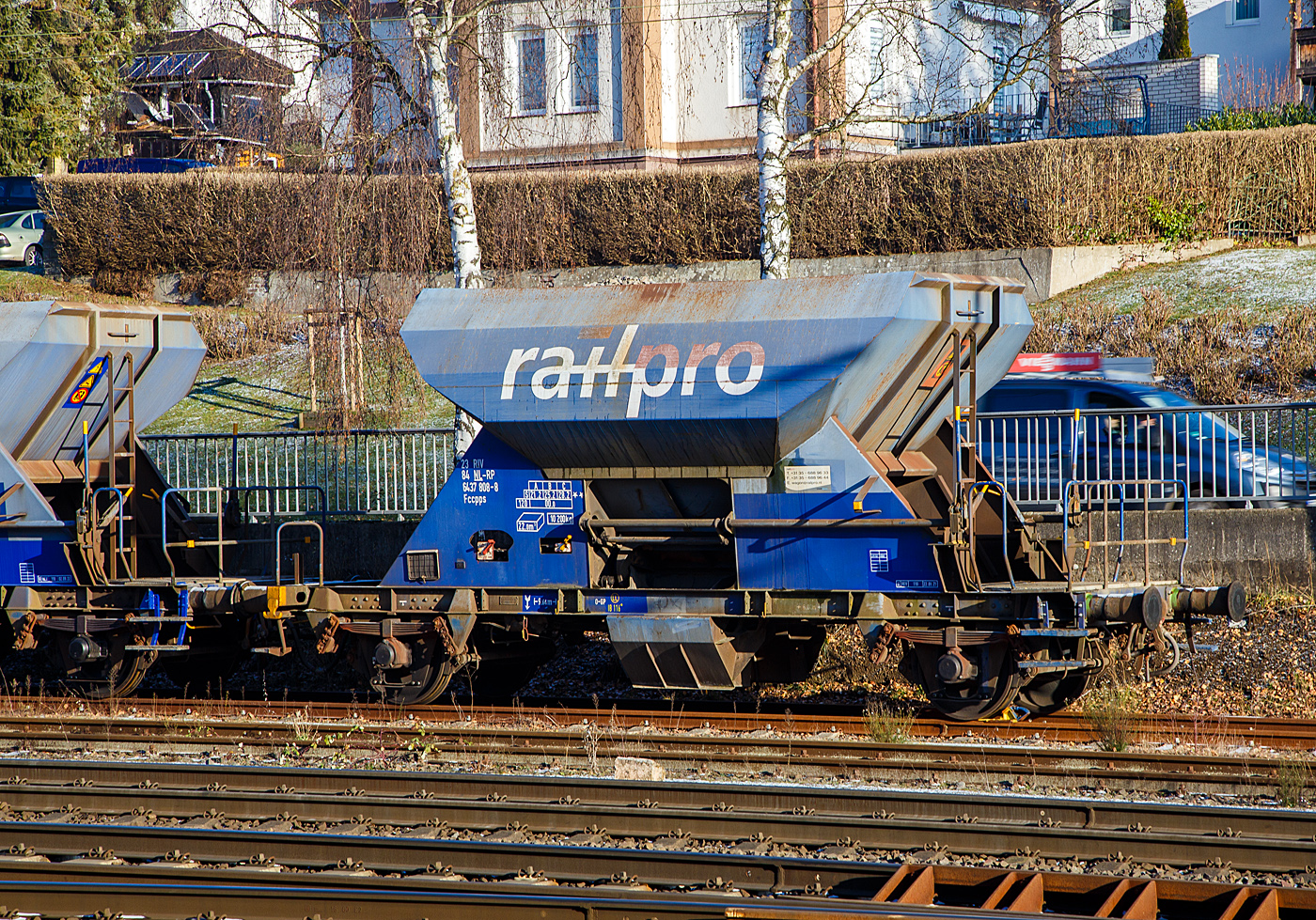 Der 2-achsiger offener Sch�ttgutwagen mit dosierbarer Schwerkraftentladung (Schotterwagen) 23 84 6437 808-8 NL-RP, der Gattung Fccpps der voestalpine Railpro B.V (NL) abgestellt am 15.12.2022 in Kreuztal.

Diese Wagen wurden ab 1962 von Talbot in Aachen f�r die NS als Fcs oder als Tds gebaut. Ab 1982 wurden die Wagen von den Firmen Jansen und WBA (NL) zu Fccpps umgebaut. Die Firma  Railpro  mietete diese Wagen ab 1995 an bzw. kaufte sie 2002 von der NS und lie� sie aufarbeiten, dabei erhielten sie einen blauen Neuanstrich und den Schriftzug railpro. Seit 2002 geh�rt Railpro zur der �sterreichischen Voestalpine Gruppe.

Bei den Gleisbaufirmen sind sie sehr beliebt, da sie sich der Schotter beim Einschottern sehr gut dosieren l�sst. Der Auslauf ist verstellbar, daher l�sst sich der Schotter auch gut verteilen.

TECHNISCHE DATEN:
Spurweite: 1.435 mm (Normalspur)
Anzahl der Achsen: 2
L�nge �ber Puffer: 9.640 mm
Achsabstand: 6.000 mm
Eigengewicht: 10.200 kg
Ladevolumen: 22 m�
Max. Ladegewicht: 28.200 kg (ab Streckenklasse C)
H�chstgeschwindigkeit: 100 km/h (beladen) 120 km/h (leer)
Bauart der Bremse: O-GP (LL)
Bremssohle: IB 116
Handbremse: keine
Intern. Verwendungsf�higkeit:  RIV
