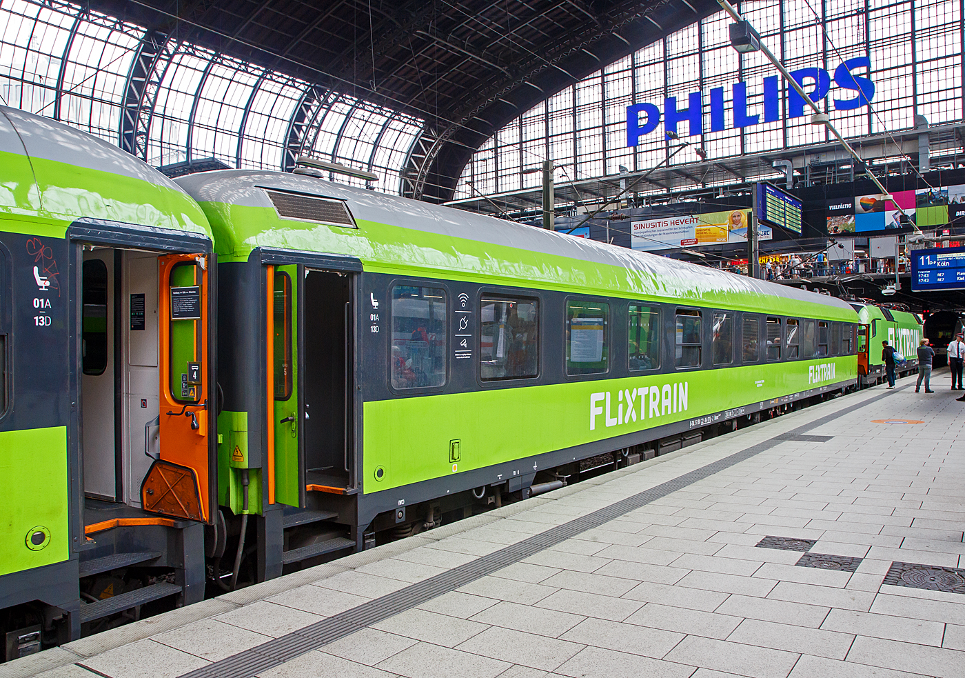 Der 2. Klasse Schnellzugwagen D-TAL 51 80 22-94 076-2 Bmmz 264.4F der Firma Talbot-Services GmbH vermietet an FlixTrain am 16 Mai 2022 im Hauptbahnhof Hamburg. im Zugverbund eingereiht in dem FlixTrain FLX 20. 

Der Wagen ist ein UIC-X-Wagen und ein ehemaliger IC-Wagen der Bauart Büm 234 der DB Fernverkehr AG. 2020 wurde er an die Talbot-Services GmbH verkauft und durch diese sehr umfangreich Modernisiert.

Die Reisezugwagen werden von Firma Talbot-Services GmbH an FlixTrain (einschl. Full Service) vermietet. Der älteste deutsche Hersteller von Schienenfahrzeugen, die Waggonfabrik Talbot in Aachen, gehörte von 1995 bis zum 30. Juni 2013 zu Bombardier Transportation und sollte geschlossen werden. Die neue Talbot Services GmbH hat den Standort übernommen und die Weiterbeschäftigung für ca. 240 Mitarbeiter ermöglicht. Bei FlixTrain hatte man sich in der Corona-Zwangspause zu einer radikalen Modernisierung entschlossen. 135 Waggons wurden von Grund auf saniert. Den Auftrag erhielt Talbot Services, außerdem übernehmen die Aachener für mindestens 15 Jahre die gesamte Betreuung und Wartung der grünen FlixTrain-fFotte. Das ist somit die Basisabsicherung des gesamten Unternehmens über lange Zeit.

TECHNISCHE DATEN:
Länge über Puffer: 26.400 mm
Wagenkastenlänge: 26.100 mm
Wagenkastenbreite: 2.825 mm
Höhe über Schienenoberkante: 4.050 mm
Drehzapfenabstand: 19.000 mm
Achsstand im Drehgestell: 2.500 mm
Drehgestellbauart: Minden-Deutz 366
Leergewicht: 41 t
Höchstgeschwindigkeit: 200 km/h
Sitzplätze: 100
Toiletten: 1, geschlossenes System
Zulassungen: RIC (D und S)
