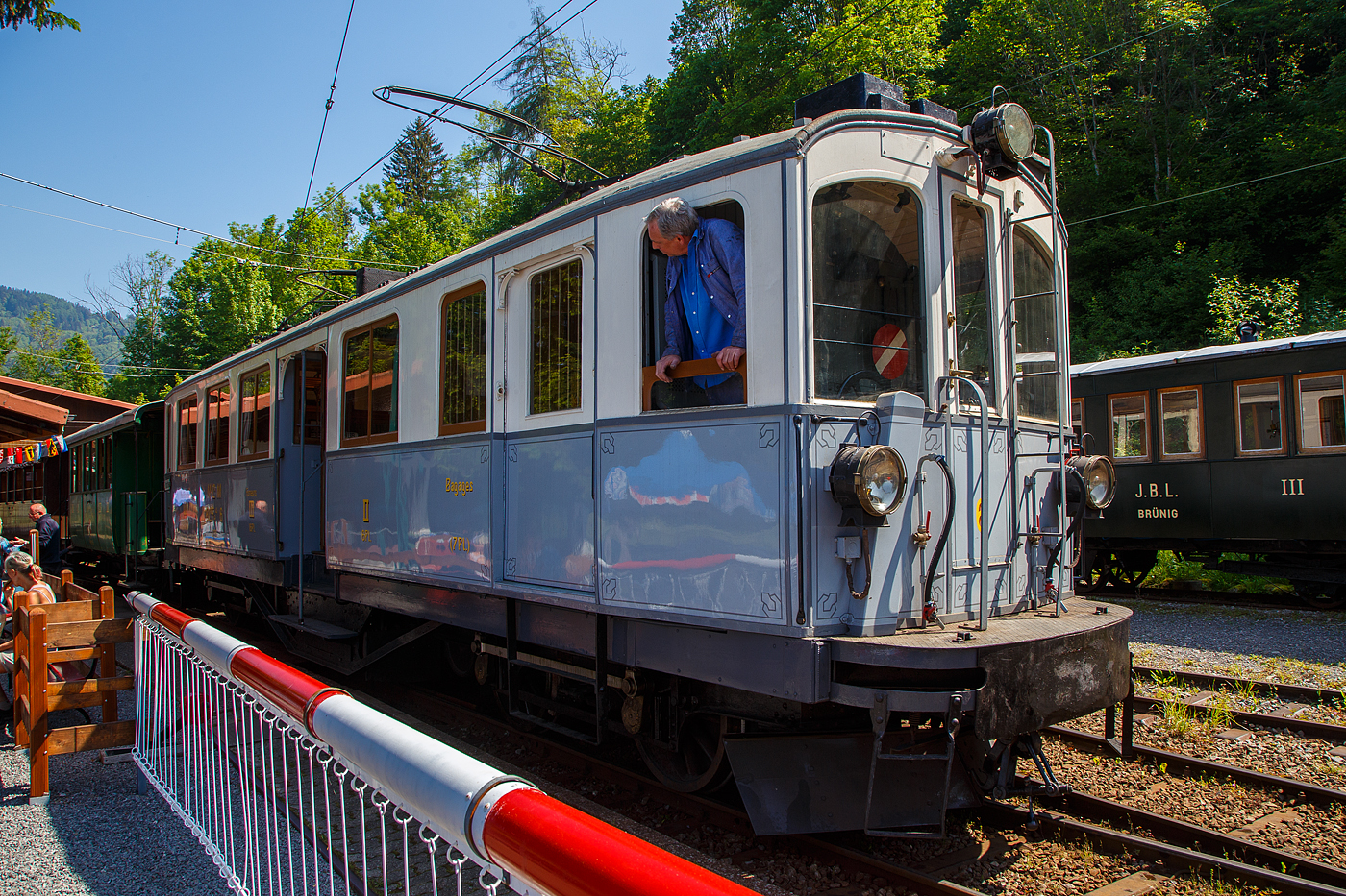 Der 2./3. Klasse elektrische Personentriebwagen mit Gep�ckabteil f�r den gemischten Zahnrad- und Adh�sionsbetrieb ex MCM BCFeh 4/4 6 (nach heutiger Bezeichnung eigentlich BCDeh 4/4) der Museumsbahn Blonay–Chamby steht am 27 Mai 2023 im Museum Chaulin mit einem Zug zur Abfahrt bereit..

Die BCFeh 4/4 1–3 sind elektrische Personentriebwagen mit Gep�ckabteil f�r den gemischten Zahnrad- und Adh�sionsbetrieb, die 1908 zur Betriebser�ffnung der meterspurigen Monthey-Champ�ry-Morgins-Bahn (MCM) beschafft wurden. Im Jahr 1946 entstand durch Fusion der MCM und der Aigle–Ollon–Monthey-Bahn (AOM) die Aigle-Ollon-Monthey-Champ�ry-Bahn (AOMC), die wiederum fusionierte 1999 mit der AL, ASD und BVB zur der heutigen Transports Publics du Chablais (TPC). 

Die Triebwagen der MCM, sp�teren AOMC hatten das Zahnstangensystem Strub, 2016 wurden auf der Strecke Aigle–Ollon–Monthey–Champ�ry die Zahnstangenabschnitte erneuert und das bisherige Zahnstangensystem Strub durch das Zahnstangensystem Abt ersetzt. Fahrleitungsspannung wurde auf 1500 Volt erh�ht. Seither besitzen die ab Aigle verkehrenden Strecken der TPC das gleiche Zahnstangensystem und die gleiche Spannung. So k�nnen die modernen Stadler Beh 2/6 SURF auf allen drei Strecken verkehren.

Bei dem hier gezeigten MCM BCFeh 4/4 6 (sp�ter ABFeh 4/4, ab 1966 ABDeh 4/4) handelt es sich um einen 1909, bereits ein Jahr nach der Betriebser�ffnung, erfolgten Gelegenheitskauf eines weitgehend baugleichen Triebwagen, der urspr�nglich f�r die Stresa-Mottarone-Bahn (FSM) in Italien bestimmt war. Die f�r das Zahnstangensystem Strub ausgelegten Triebwagen wurden von der Schweizerischen Industrie-Gesellschaft in Neuhausen am Rheinfall erbaut, wobei die elektrische Ausr�stung von der Elektrizit�tsgesellschaft Alioth in M�nchenstein und die Drehgestelle einschl. des Zahnradantriebs von der Schweizerischen Lokomotiv- und Maschinenfabrik (SLM) in Winterthur stammen. Der Triebwagen BCFeh 4/4 6 ist als einziger bei der Museumsbahn Blonay–Chamby (BC) in der Westschweiz erhalten geblieben. die Triebwagen 1 bis 3 wurden 1954 au�er Betrieb gesetzt und dann abgebrochen.

Die Triebwagen charakterisierten sich bei der Ablieferung durch die beiden Drehgestelle mit Stangenantrieb, einen Mitteleinstieg und Holzrahmenfenster. Ebenso typisch ist f�r diese Triebwagen, dass die Mittelpufferkupplung mit unten liegender einfacher Schraubenkupplung in einer Verl�ngerung des Untergestells integriert ist. Ansonsten haben sie die damals �bliche Bauweise mit einem Untergestell und einem verblechten Holzaufbau.

In den beiden Drehgestellen sind jeweils ein Motor f�r den Adh�sions- und einer f�r den Zahnradantrieb untergebracht. Ersterer treibt eine der beiden Achsen �ber ein einfach �bersetztes Getriebe an, von der aus wird die andere Achse �ber au�erhalb des Drehgestellrahmens liegende Kuppelstangen angetrieben. Der andere Motor treibt das auf der zweiten Achse lose aufgesetzte Zahnrad �ber eine doppelte �bersetzung an.

Im Adh�sionsbetrieb sind nur die beiden daf�r vorgesehenen Motoren in Betrieb. Beim Einsatz im Zahnradbetrieb arbeiten alle vier Motoren, wobei die Adh�sionsmotoren hier der deutlich langsameren Fahrgeschwindigkeit wegen nur in Serienschaltung eingesetzt werden k�nnen. Demzufolge stehen den Triebwagen Nummer 1–3 im Adh�sionsbetrieb 2 � 75 PS, insgesamt nur 150 PS zur Verf�gung. Im Zahnradbetrieb sind es 2 � 75 PS f�r die beiden Motoren des Zahnradantriebes und die H�lfte von 2 � 75 PS f�r die Motoren des Adh�sionsbetrieb, insgesamt 225 PS. 

Beim Triebwagen Nummer 6 stehen nach den gleichen rechnerischen Grunds�tzen im Adh�sionsbetrieb 2 � 95 PS = 190 PS zur Verf�gung, im Zahnstangenbetrieb 285 PS. Alle vier Triebwagen hatten/haben eine Druckluft- und Widerstandsbremse. Zwei unabh�ngig auf die Zahnr�der und die Treibr�der des Adh�sionsbetriebs wirkende Handbremsen erg�nzten die Bremsausr�stung.

Einsatzgebiete
Die Triebwagen verkehrten fast ausschlie�lich auf der mit mehreren Zahnstangenabschnitten versehenen Bahnstrecke Monthey–Champ�ry. Einzig der Triebwagen Nummer 6 wurde nach der umfassenden Erneuerung des Fahrzeugparkes 1954 in der Funktion als Diensttriebwagen auch auf der Bahnstrecke Aigle–Ollon–Monthey eingesetzt. Die Fahrzeuge besa�en w�hrend der ganzen Betriebsdauer einen hellgrau/wei�en Anstrich. Nur der Triebwagen 6 war sp�testens ab 1954 bis 1975 in gr�n/creme lackiert.

Verbleib
Nach der Ablieferung der neuen Triebwagen f�r gemischten Adh�sions- und Zahnradbetrieb BDeh 4/4 501 bis 504 wurden die Triebwagen 1 bis 3 1954 au�er Betrieb gesetzt und dann abgebrochen. Erhalten geblieben ist der etwas st�rkere und ein Jahr j�ngere Triebwagen 6. Dies obschon er 1971 auch au�er Betrieb gesetzt wurde, wurde dieser 1975 wieder in Betrieb genommen. Nachdem er durch die Museumsbahn Blonay–Chamby wieder in den urspr�nglichen Farben lackiert worden ist, wurde er nach einer letzten Fahrt auf seiner urspr�nglichen Bahnstrecke im Jahre 1976, als Schenkung �bernommen. Anl�sslich der 100-Jahres-Feier der Aigle–Ollon–Monthey–Champ�ry-Bahn im Jahre 2008 kehrte er auf seine Stammstrecke zur�ck und wurde bei den Transports Publics du Chablais (TPC) in En Ch�lex zusammen mit dem Personenwagen BC2 10 von 1908 aufgearbeitet.

TECHNSCHE DATEN des BCFeh 4/4 Nr. 6 (1 bis 3 weichen leicht ab):
Baujahr: 1909
Spurweite: 1.000 mm
Achsfolge: Bz’Bz’
Zahnradsystem: 	Strub
L�nge �ber Puffer : 13.600 mm
L�nge Lokkasten: 12.600 mm 
Breite: 2.500 mm
Drehzapfenabstand: 7.500 mm
Achsstand im Drehgestell: 1.800 mm
Triebraddurchmesser: 914 mm (neu)
Zahnradteilkreis-�: 732 mm
Dienstgewicht: 30,2 t (27,3 t Nr. 1 – 3)
Leistung (Adh�sion): 2 � 95 PS = 190 PS (2 x 70 kW = 140 kW)
Leistung (Zahnradbetrieb): 285 PS  (210 kW)
Getriebe�bersetzungen: 1:5.62 (Adh�sion)  / 1:9.77 (Zahnrad)
Zul. H�chstgeschwindigkeit (Adh�sion): 25 km/h 
Zul. H�chstgeschwindigkeit (Zahnradbetrieb): 15 km/h (Talfahrt 10 km/h)
Stromsystem: 850 V DC (Gleichstrom)
Stromabnehmer: 2 Lyra-Stromabnehmer, Bet�tigung �ber Schnur
Max. Neigung : 135 ‰
Sitzpl�tze: 6 (2. Klasse), 24 (3. Klasse) sowie 7 Klappsitze im Gep�ckabteil
Gep�ckabteilgr��e: 4.8 m�
Max. Gep�ck Zuladegewicht: 0,7 t

Quellen: BC und Wikipedia
