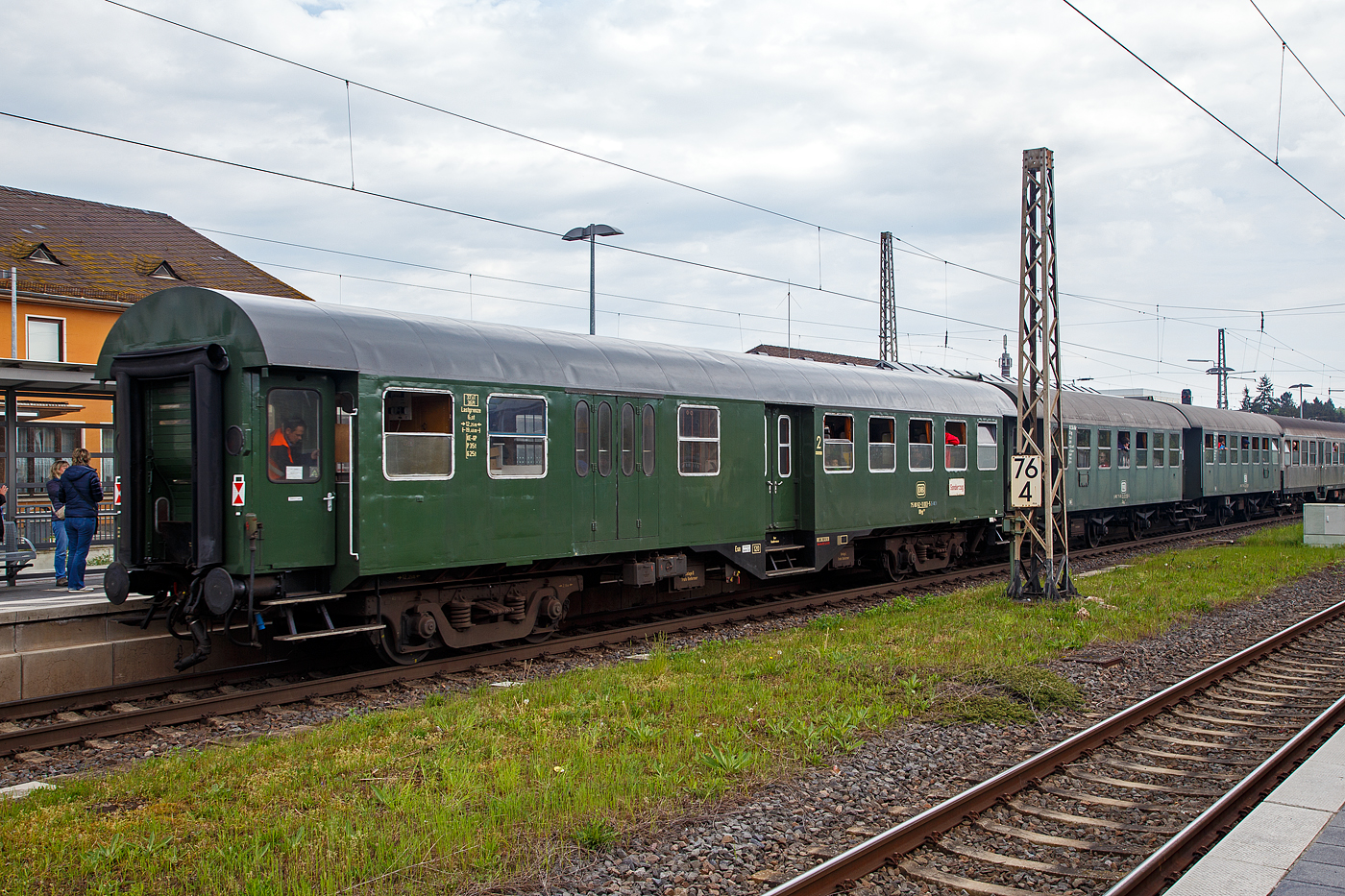 Der 2.Klasse Halbgepäckwagen mit Schwanenhals-Drehgestellen (vierachsige Umbauwagen), 75 80 82-11 003-5 D-MEH der Museumseisenbahn Hamm, am 29.04.2018 im Zugverband im Hbf Wittlich, beim Dampfspektakel 2018.

Der Halbgepäckwagen wurde 1957 vom AW Neuaubing, 
auf alten Fahrgestellen des 1905 von der Düsseldorfer Eisenbahnbedarf gebauten (DB Kln 62049, ex DRG Kln 878) Wagens neu aufgebaut.
 
Lebenslauf:   
1958-1966: BPw4yg-56  98 069 Köln (DB)
1966-1994: BDyg531 50 80 82-12 069-4 (DB)
1994-2000: BD 50 80 02-10 001-6 (Eisenbahnmuseum Dieringhausen)
2000-2016: 75 80 82-11 003-5 D-EFBS, BDyg (Eisenbahnfreunde Betzdorf e.V.)
Seit 2016: 75 80 82-11 003-5 D-MEH (Museumseisenbahn Hamm)

Der Wagen wurde von 1994 bis 2000 in den Zügen des Eisenbahnmuseum Dieringhausen eingesetzt. Im Jahr 2000 wurde der Halbgepäckwagen von den EF Betzdorf übernommen und in Siegen stationiert. Im Jahr 2014 mussten die EF Betzdorf das ehemalige Bw Siegen verlassen und gaben kurze Zeit später den Museumsbetrieb auf. Der Halbgepäckwagen wurde im Jahr 2016 an die HEF - Hammer Eisenbahnfeunde e.V. verkauft.

TECHNISCHE DATEN: 
Baujahr: 1958 (Umbau), Ur-Wagen 1905
Hersteller: AW Neuaubing
Achsfolge: 2'2'
Länge über Puffer: 19.450 mm
Drehzapfenabstand: 12.250 mm
Achsabstand im Drehgestell: 2.150 mm
Eigenewicht: 37 t 
Zulässige Geschwindigkeit: 120 km/h
