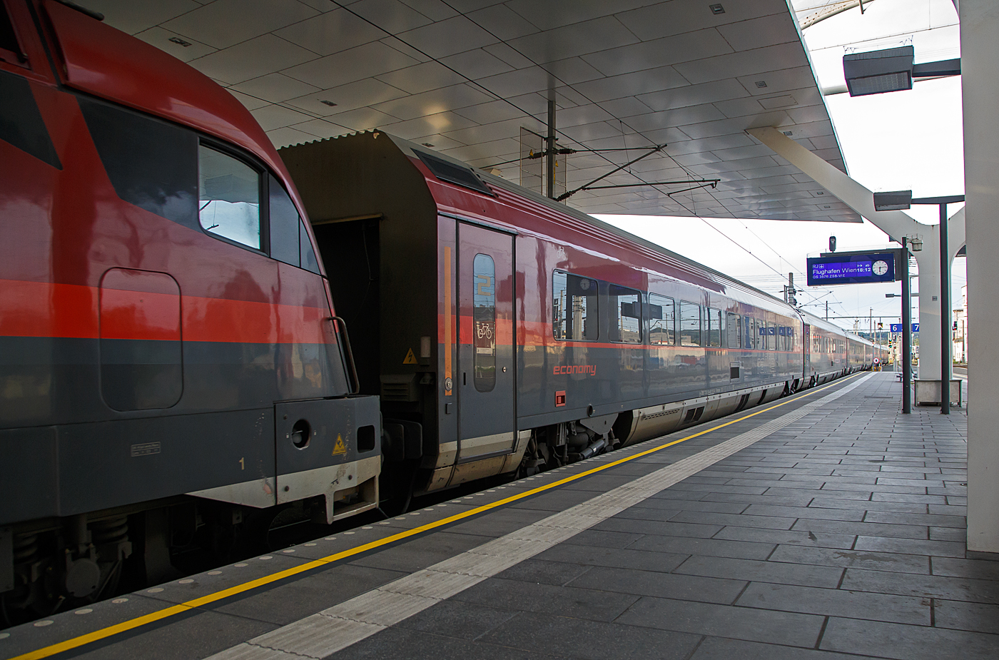 Der 2.Klasse ÖBB-Railjet-Wagen mit Fahrradabteil (economy / 2. Klasse) A-ÖBB 73 81 84-90 135 Bmpvz am 12.09.2022 im Hauptbahnhof Salzburg.

Von diesen Wagen wurden 60 Stück zwischen 2008 und 2016 von Siemens in Wien (ehemals SGP - Simmering-Graz-Pauker AG) gebaut.

Der Wagenkasten ist eine Schweißkonstruktion aus Profilen und Blechen (Differentialbauweise). Die Einzelteile sind mehrheitlich aus Baustahl und ferritischem rostfreien Stahl hergestellt. Der Untergestell-Rahmen ist eine Schweißkonstruktion, bestehend aus gewalzten Stahlprofilen, Abkantprofilen und Stahlblechteilen. Der Untergestell-Rahmen bildet mit den Seitenwänden, dem Dach und den Stirnwänden eine tragende Einheit. Ein Wellblech an der Unterseite dieser Konstruktion schließt das Untergestell ab. An den beiden Wagenenden befinden sich die Kopfstücke für die Aufnahme der Kurzkupplung,

Fahrwerk          
Die Drehgestellfamilie SF400, luftgefederte Laufdrehgestelle, wurde für den Einsatz in lokbespannten Reisezügen im Wendezugbetrieb entwickelt. Optimales Laufverhalten im Hinblick auf Stabilität, Komfort und Entgleisungssicherheit sowie hohe Zuverlässigkeit und niedrige Betriebskosten sind Merkmale dieses Drehgestelltyps.   
Das gegenständliche Drehgestell SF400 ÖBB-railjet ist ein Drehgestell mit drei Bremsscheiben, Magnetschienenbremse (außer Afmpz am WE 2) und ist lauf- und bremstechnisch abgestimmt auf eine max. Betriebsgeschwindigkeit von 230 km/h.                      

TECHNISCHE DATEN (Bmpvz): 
Spurweite 1.435 mm
Länge über Puffer: 26.500 mm
Drehzapfenabstand: 19.000 mm 
Achsabstand im Drehgestell: 2.500 mm 
Raddurchmesser: 920 mm (neu) / 860 mm (abgenutzt)
Drehgestell: SF400
Wagenhöhe über SO: 4.050 mm
Wagenbreite: 2.825 mm
Fußbodenhöhe Abteil über SO: 1.250 mm
Lichte Weite Einstieg: 2 x 850 mm
Lichte Weite Übergang: 1.100 mm
Bremsanlage: 3 Scheiben pro Achse + Mg
Höchstgeschwindigkeit: 230 km/h (lauftechnisch 250 km/h möglich)
Min. Kurvenradius: 150 m
Eigengewicht: 50  t
Sitzplätze: 72 (2.Klasse) im Großraumabteil
Fahrradabstellplätze: 5
Toiletten: 1 (Rollstuhlgerecht)
Besonderheit: Kinderkino & Familienzone
Bremse: KE-PR-Mg (D) 
Bremsanlage: 3 Scheiben pro Achse + Mg