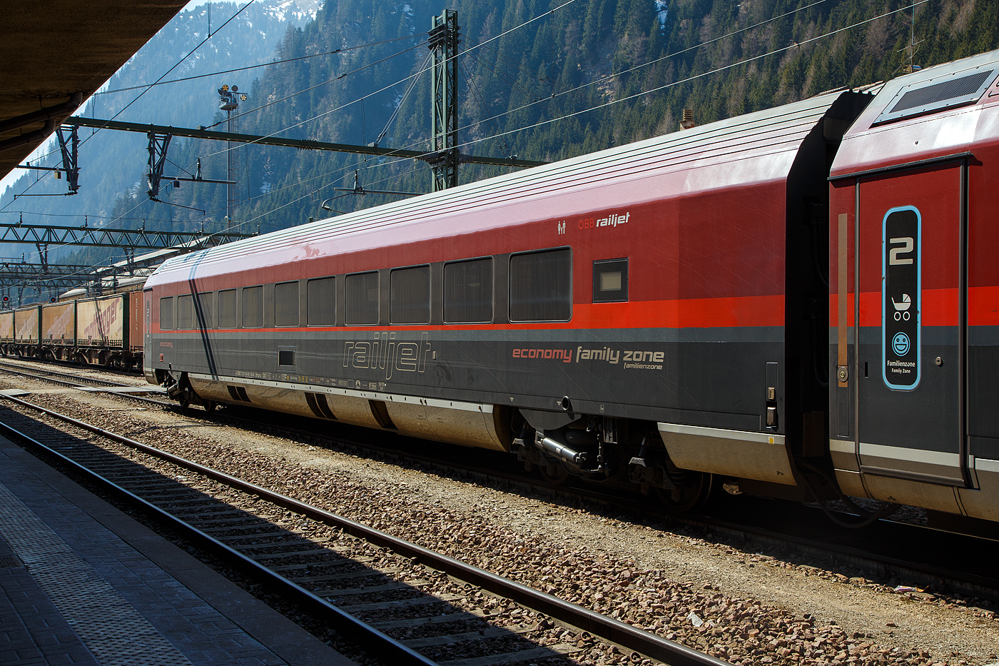 Der 2.Klasse ÖBB-Railjet-Wagen mit Fahrradabteil (economy / 2. Klasse / family zone) A-ÖBB 73 81 84-90 160-6 der Gattung Bmpvz am 28 März 2022 im Bahnhof Brenner /Brennero.

Von diesen Wagen wurden 60 Stück zwischen 2008 und 2016 von Siemens in Wien (ehemals SGP - Simmering-Graz-Pauker AG) gebaut. Die Wagen sind für eine Höchstgeschwindigkeit von 230 km/h in Deutschland, Österreich und Italien zugelassen.

Der Wagenkasten ist eine Schweißkonstruktion aus Profilen und Blechen (Differentialbauweise). Die Einzelteile sind mehrheitlich aus Baustahl und ferritischem rostfreien Stahl hergestellt. Der Untergestell-Rahmen ist eine Schweißkonstruktion, bestehend aus gewalzten Stahlprofilen, Abkantprofilen und Stahlblechteilen. Der Untergestell-Rahmen bildet mit den Seitenwänden, dem Dach und den Stirnwänden eine tragende Einheit. Ein Wellblech an der Unterseite dieser Konstruktion schließt das Untergestell ab. An den beiden Wagenenden befinden sich die Kopfstücke für die Aufnahme der Kurzkupplung,

Fahrwerk          
Die Drehgestellfamilie SF400, luftgefederte Laufdrehgestelle, wurde für den Einsatz in lokbespannten Reisezügen im Wendezugbetrieb entwickelt. Optimales Laufverhalten im Hinblick auf Stabilität, Komfort und Entgleisungssicherheit sowie hohe Zuverlässigkeit und niedrige Betriebskosten sind Merkmale dieses Drehgestelltyps. Das gegenständliche Drehgestell SF400 ÖBB-railjet ist ein Drehgestell mit drei Bremsscheiben, Magnetschienenbremse (außer Afmpz am WE 2) und ist lauf- und bremstechnisch abgestimmt auf eine max. Betriebsgeschwindigkeit von 230 km/h.                      

TECHNISCHE DATEN (Bmpvz): 
Spurweite 1.435 mm
Länge über Puffer: 26.500 mm
Drehzapfenabstand: 19.000 mm 
Achsabstand im Drehgestell: 2.500 mm 
Raddurchmesser: 920 mm (neu) / 860 mm (abgenutzt)
Drehgestell: SF400
Wagenhöhe über SO: 4.050 mm
Wagenbreite: 2.825 mm
Fußbodenhöhe Abteil über SO: 1.250 mm
Lichte Weite Einstieg: 2 x 850 mm
Lichte Weite Übergang: 1.100 mm
Bremsanlage: 3 Scheiben pro Achse + Mg
Höchstgeschwindigkeit: 230 km/h (lauftechnisch 250 km/h möglich)
Min. Kurvenradius: 150 m
Eigengewicht: 51  t
Sitzplätze: 72 (2.Klasse) im Großraumabteil
Fahrradabstellplätze: 5
Toiletten: 1 (Rollstuhlgerecht)
Besonderheit: Kinderkino & Familienzone
Bremse: KE-PR-Mg (D) 
Bremsanlage: 3 Scheiben pro Achse + Mg