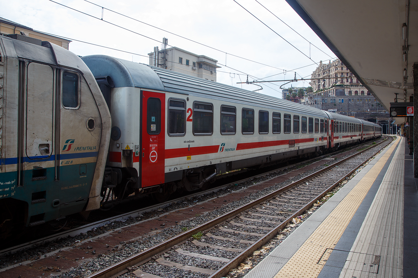 Der 2.klasse Trenitalia IC Reisezugwagen (UIC Z1) 61 83 29-90 175-4 I-TI der Gattung B am 23.07.2022, eingereiht in einen angestellten Trenitalia intercity im Bahnhof Genua / Genova Piazza Principe.

TECHNISCHE DATEN: 
Spurweite: 1.435 mm
L�nge �ber Puffer:  26.400 mm
Drehzapfenabstand: 19.000 mm
Sitzpl�tze: 78 (2. Klasse) 
Eigengewicht: 44 t
H�chstgeschwindigkeit:  200 km/h
Bremsbauart:  Freno WU-R 71t
