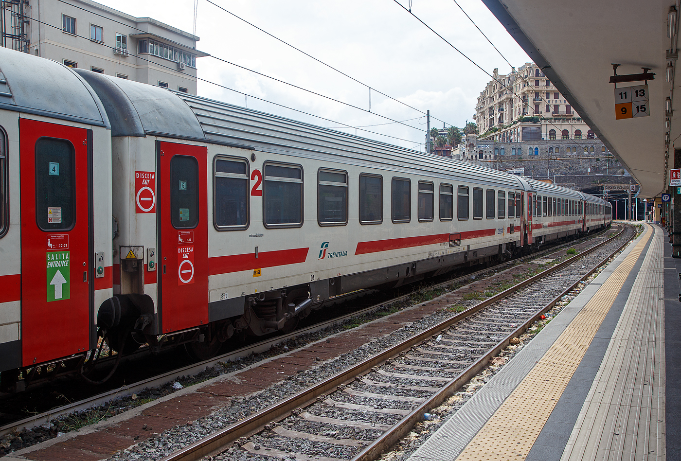 Der 2.klasse Trenitalia IC Reisezugwagen (UIC Z1) 61 83 29-90 116-8 I-TI der Gattung B am 23.07.2022, eingereiht in einen angestellten Trenitalia intercity im Bahnhof Genua / Genova Piazza Principe.

TECHNISCHE DATEN: 
Spurweite: 1.435 mm
Länge über Puffer:  26.400 mm
Drehzapfenabstand: 19.000 mm
Sitzplätze: 78 (2. Klasse) 
Eigengewicht: 44 t
Höchstgeschwindigkeit:  200 km/h
Bremsbauart:  Freno WU-R 71t
