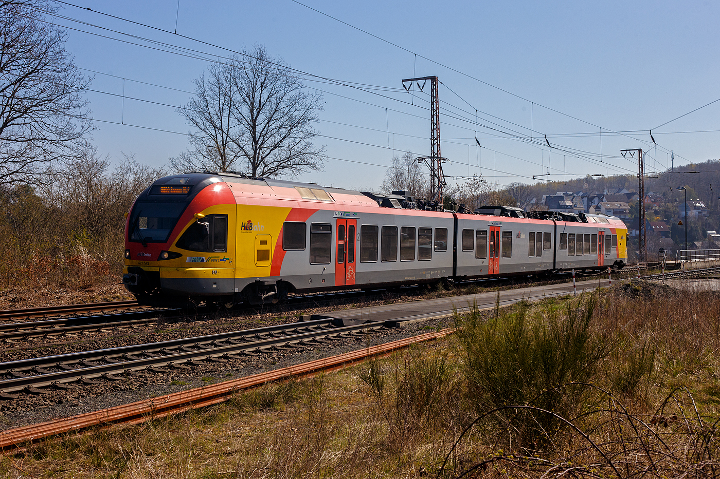 Der 3-teilige Stadler FLIRT 427 543 / 827 043 / 427 043 (94 80 0427 625-9 D-HEB / 94 80 0827 125-6 D-HEB / 94 80 0427 125-0 D-HEB) der HLB (Hessischen Landesbahn) fährt am 12 April 2025, als RE 99 „Main-Sieg-Express“ (Frankfurt am Main – Geißen – Siegen Hbf), durch Rudersdorf (Kreis Siegen) in Richtung Siegen.

Der Triebzug wurde 2010 von Stadler Pankow in Berlin unter den Fabriknummern 38627 bis 38629 gebaut und an die HLB geliefert.