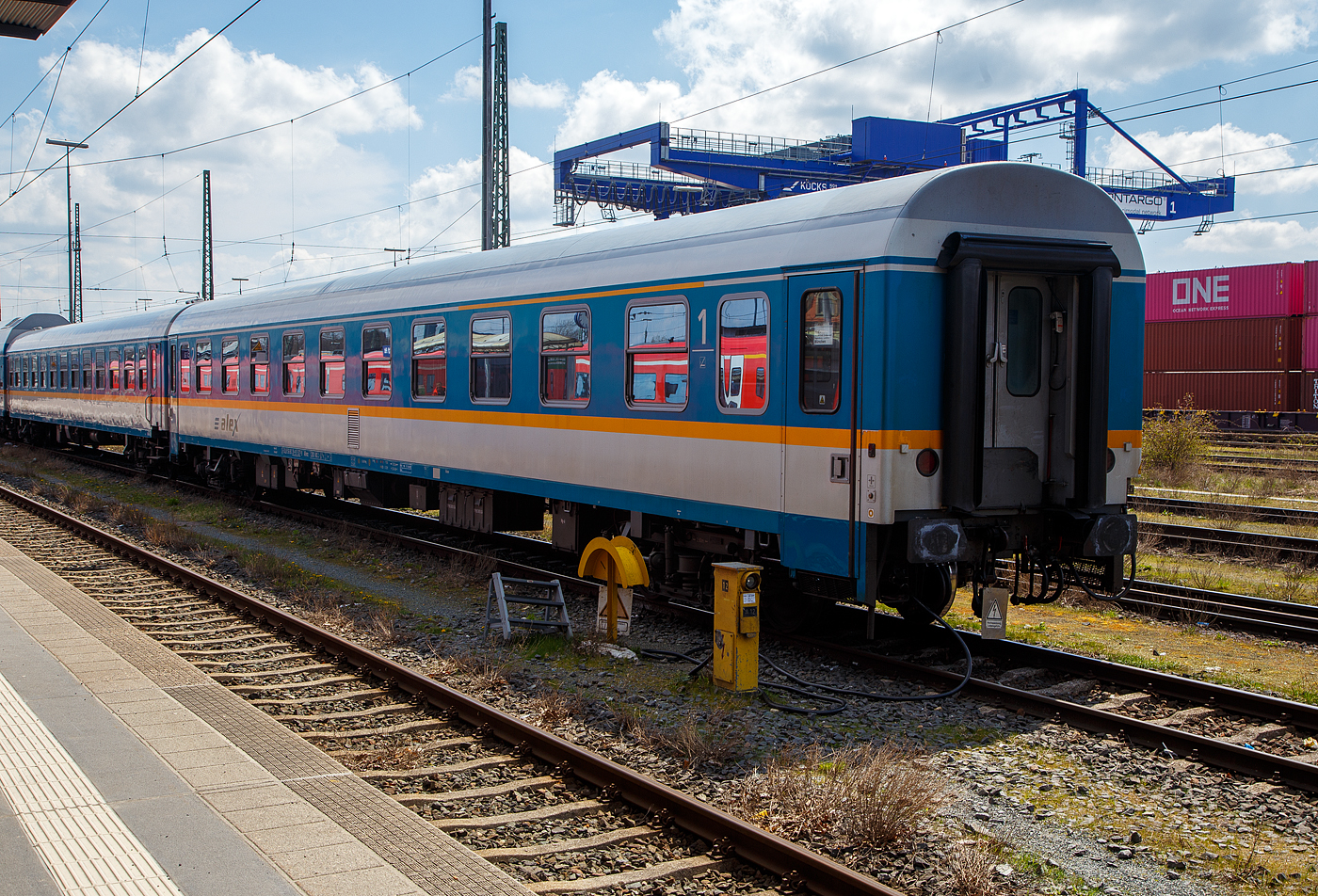 Der „alex“ 1./2. Klasse Reisezugwagen D-DLB 56 80 39-95 527-9, der Gattung ABvmz, der Die Länderbahn GmbH (alex) abgestellt am 21.04.2023 im Zugverband beim Hbf Hof. 

Der Wagen wurde 1991 vom Waggonbau Bautzen noch für die Deutsche Reichsbahn als D-DR 51 50 10-95 527-3 der Gattung/Bauart Amz 210.0 (DR Amz 1094) gebaut. Zum 01.01.1994 ging er an die DB Reise & Touristik AG und wurde 2001 zum D-DB 51 80 20-95 527-1 Bomz 210.2 umgebaut
Bomz 210.2 im Jahr 2003 wurde an die Regentalbahn (Muttergesellschaft der Länderbahn GmbH DLB) verkauft und zum heutigen ABvmz-Wagen umgebaut.

TECHNISCHE DATEN:
Hersteller:  Waggonbau Bautzen (1991) / Umbau VIS Halberstadt (2007)
Spurweite: 1.435 mm
Länge über Puffer: 26.400 mm
Wagenkastenlänge: 26.100 mm
Drehzapfenabstand: 19.000 mm
Achsstand im Drehgestell: 2.600 mm
Drehgestell Bauart: GP 200-S-Mg
Leergewicht: 41 t
Höchstgeschwindigkeit: 200 km/h
Zulassungen für: RIC / D, A und CH (einspannungsfähig)
Sitzplätze: 20 in der 1. und 29 in der 2. Klasse, 2 Rollstuhlplätze
Abteile: 4 Abteile 1. Klasse; 4 Abteile 2. Klasse; 1 Mehrzweckabteil
Toiletten: 2, davon 1 behindertengerecht
Bremsbauart: KE-GPR-Mg

Die Wagen der ehemaligen Gattung Amz 210 und Amz 210.1 sind die jüngsten Fahrzeuge im Bestand des ALEX. Die Wagenserie entstand 1991 beim Waggonbau Bautzen, ehemals VVB LOWA (Vereinigung Volkseigener Betriebe des Lokomotiv- und Waggonbaus, später VEB Kombinat Schienenfahrzeugbau der DDR), später nach der Wende Deutsche Waggonbau AG (DWA) und heute Bombardier, im Auftrag der Deutschen Reichsbahn. Sie entstanden nach dem Vorbild der Ame-Wagen des RAW Halberstadt (spätere Am 201) und den UIC-Z-Normen. Es wurden insgesamt 40 Wagen gebaut, die ab Werk im blauen Interregio-Farbschema lackiert waren, innen jedoch noch klassische Schnellzugwagen waren. Eingesetzt wurden sie bis 2002 im Interregio-Verkehr. Zum Schluss liefen sie teilweise noch in Regionalexpresszügen, im Jahr 2003 wurde diese Wagenserie (gerade einmal 12 Jahre alt!) komplett ausgemustert. 22 Wagen dieses Typs konnte die Regentalbahn von der DB kaufen, 2 Wagen wurden als Ersatzteilspender verwendet, so dass sich aktuell 20 Wagen im Bestand des ALEX (Die Länderbahn GmbH - DLB) befinden. 

Die Wagen besaßen ursprünglich 10 Abteile mit je 6 Sitzplätzen, beim ALEX wurden vier Abteile zur 1.Klasse mit je 5 Sitzplätzen, vier Abteile zur 2.Klasse mit je 6 Sitzplätzen, das zehnte Abteil entfiel zugunsten eines kleinen Mehrzweckbereichs. Einige Wagen laufen als rein zweitklassige Wagen.

Zur Einsetzbarkeit: Die Wagen mit den Ziffern 90 an 
der 7. und 8. Stelle der Wagennummer sind mehrspannungsfähig, die Wagen mit den Ziffern 95 an dieser Stelle (wie dieser hier) sind nur einspannungsfähig - die Versorgung der Zugsammelschiene ist nur mit der in Deutschland üblichen Spannung von 1000V und 16 2/3 Hz möglich.