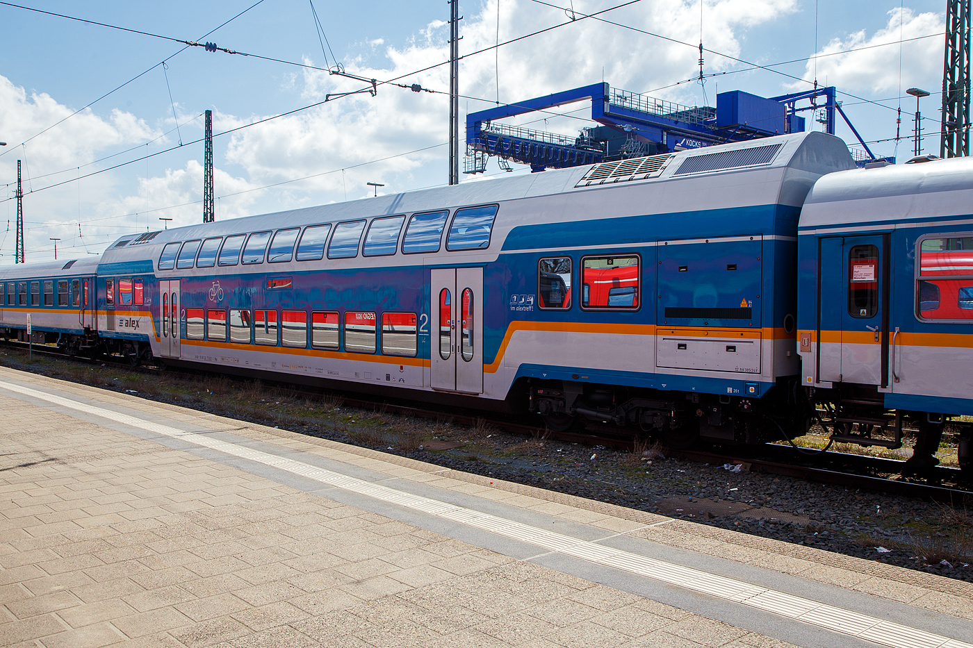Der „alex“ 2. Klasse klimatisierter Doppelstock-Reisezugwagen D-DLB 55 80 26-75 601-2, der Gattung DBpz, abgestellt am 21.04.2023 im Zugverband beim Hbf Hof.

Um der Wachsenden Nachfrage für den „alex“ auf dem Nordast gerecht zu werden, wurden 2009 bei Bombardier 7 klimatisierte Doppelstockwagen 2. Klasse der Bauart DBpz, von der ehemaligen VGB - Vogtlandbahn GmbH (heute DLB - Die Länderbahn GmbH) beschafft. So wurde auch dieser 2009 von Bombardier im Werk Görlitz gebaut und geliefert. Diese Wagen sind die wenigen direkt für den alex gebaute Wagen, meistens kommen doch älter gebrauchtgekaufte modernisierte UIC-Z-Reisezugwagen (IR/IC-Wagen) zum Einsatz. Heimatbahnhof der alex-Wagen ist Schwandorf.

TECHNISCHE DATEN:
Gebaute Anzahl: 7
Nummernbereich: 55 80 26-75 601 bis 607
Gattung: DBpz
Hersteller:  Bombardier, Werk Görlitz,  Baujahre 2009
Spurweite: 1.435 mm
Anzahl der Achsen: 4
Länge über Puffer: 26.800 mm
Wagenkastenlänge: 26.400 mm
Wagenkastenbreite: 2.784 mm
Höhe über Schienenoberkante: 4 631 mm
Drehzapfenabstand: 20.000 mm
Achsstand im Drehgestell: 2.500 mm
Drehgestell Bauart: Görlitz VIII
Leergewicht: 50 t
Höchstgeschwindigkeit: 160 km/h
Zulassungen: nur Deutschland
Sitzplätze in der zweiten Klasse: 126
Fahrradstellplätze: 12
Toiletten: 1, geschlossenes System, aber nicht Behindertengerecht
Bremsbauart: KE-PR-A-Mg (D) [ep|NBÜ]
Heizungsbauart: Klimaes
Energieversorgung: Zentrale Energieversorgung aus der Zugsammelschiene