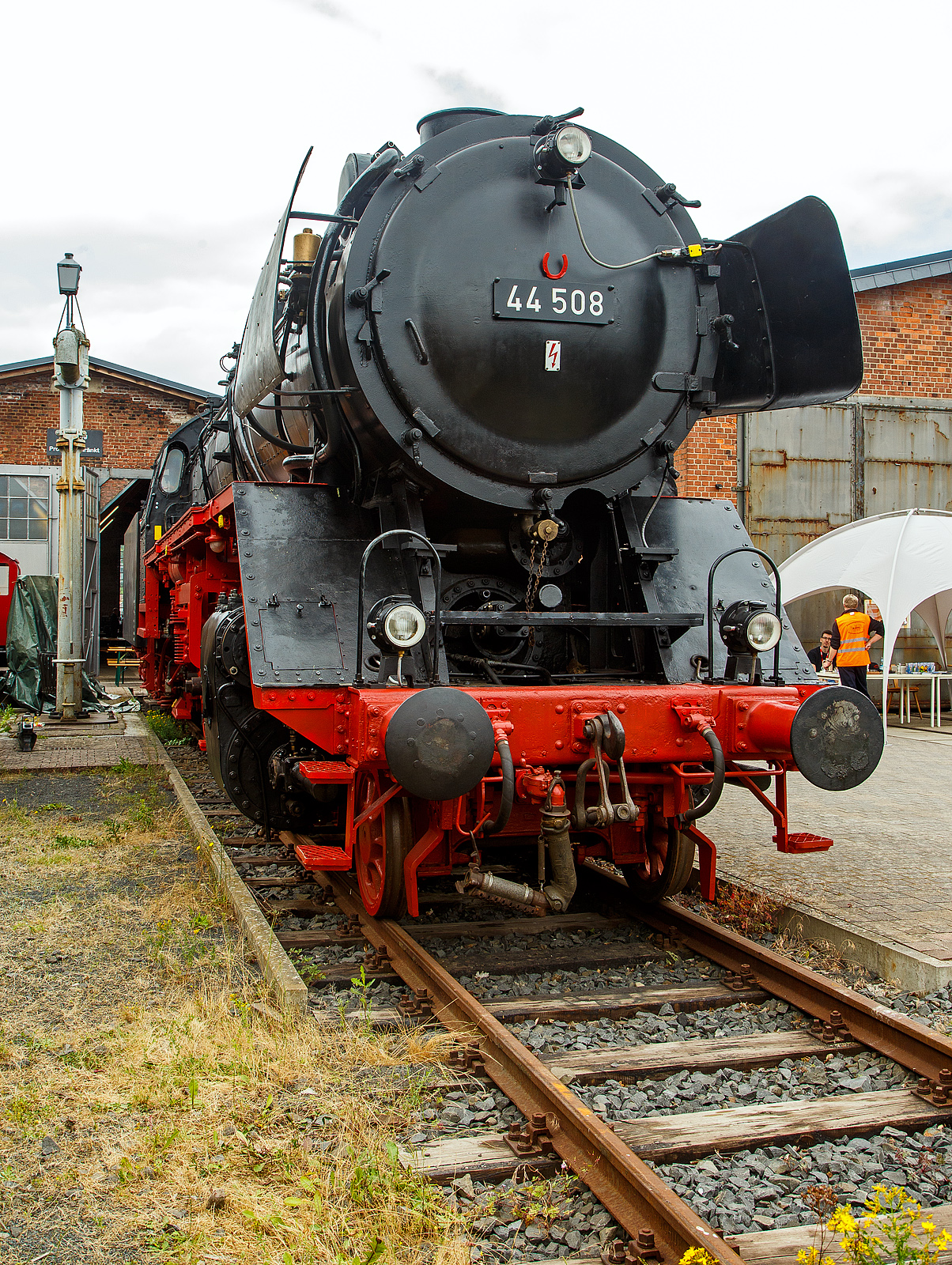 Der „Jumbo“ bzw. die schwere kohlegefeuerte Dreizylinder-Güterzug-Dampflokomotive 44 508, ex DB 044 508-0, am 02.07.2023 ausgestellt beim Lokschuppen vom Erlebnisbahnhof Westerwald der Westerwälder Eisenbahnfreunde 44 508 e. V. hier war Lokschuppen-/Sommerfest.
