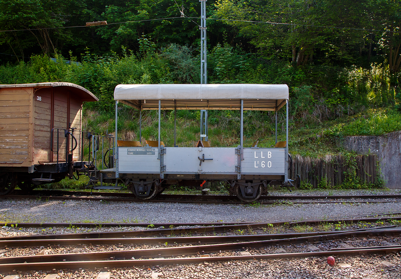 Der „kleine“ zweiachsige Behelfs-Personenwagen (Sommerwagen) ex LLB L� 60 der Museumsbahn Blonay–Chamby am 27.05.2023 auf dem Museums-Areal der (BC) in Chaulin. Eigentlich ein G�terwagen (Flachwagen) mit aufgesetzten Sitzb�nken.

Der Wagen wurde 1915 von SWS Schlieren (Schweizerische Wagons- und Aufz�gefabrik AG) f�r die LLB (Leuk-Leukerbad-Bahn, franz�sisch Chemin de fer Lo�che-Lo�che-les-Bains) gebaut und geliefert. Bereits 1967 ging er an die Museumsbahn Blonay–Chamby und wurde 2015 von der BC umfassend restauriert. 

TECHNISCHE DATEN:
Spurweite: 1.000 mm (Meterspur)
Achsanzahl: 2
L�nge �ber Puffer: 5.800 mm
Achsabstand: 2.700 mm
Breite: 2.000 mm
Laufraddurchmesser: 660 mm (neu)
Teilkreis-� Bremszahnrad: 496,8 mm (Zahnstangensystem Abt)
Eigengewicht: 3.970 kg
Nutzlast: 5.000 kg