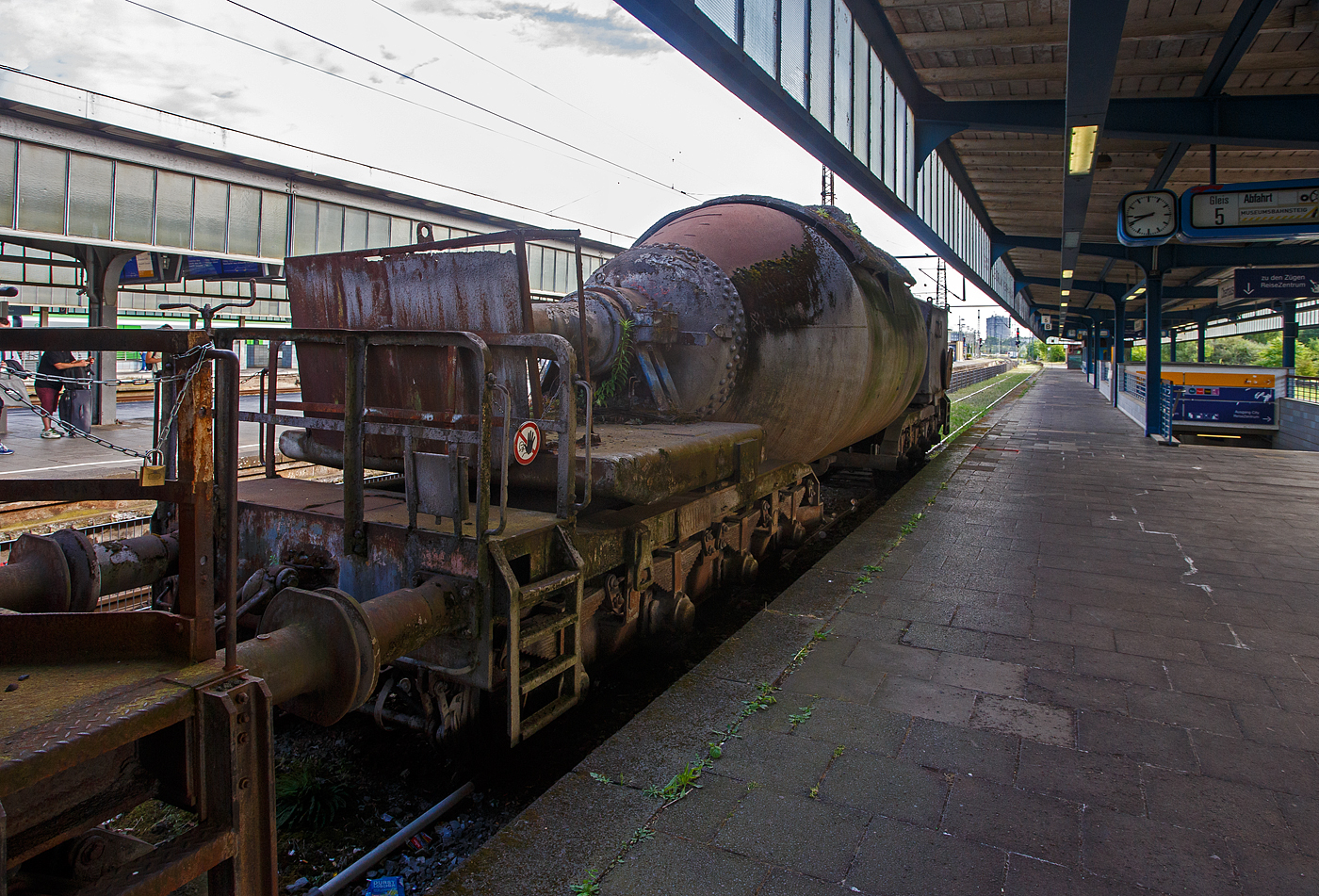 Der achtachsige Torpedowagen T 22 (86001) am 24 Juni 2025 beim Hauptbahnhof Oberhausen am Museumsbahnsteig/-gleis. Der Wagen wurde vermutlich auf der Henrichshütte in Hattingen (Ruhr) verwendet. Mit 8 Achsen (2x4) ist dieser Torpedowagen ein recht kleiner Wagen für ca. 100 t Roheisen.

Der Torpedowagen (auch Torpedopfannenwagen oder Roheisenmischerwagen genannt) ist ein Pfannenwagen, dessen Pfanne (der Roheisenmischer) eine an einen Torpedo erinnernde Form hat. Ein langgestreckter Behälter mit rundem Querschnitt zwischen zwei Drehgestellen. Die Wagen haben außer dem Behälter selbst keinen Rahmen zwischen den Drehgestellen, damit der Behälter möglichst groß dimensioniert werden kann.

Die heutigen Hochöfen besitzen eine untere Etage, durch die direkt die Eisenbahnzüge fahren können. Das Roheisen rinnt dabei während des Abstichs in die bereitgestellten Pfannenwagen, die die Form von Zigarren (sogenannte Torpedowagen) besitzen. In den Wagen wird das noch flüssige Roheisen zur Weiterverarbeitung zum Konverter ins Stahlwerk befördert.

Damit das über 1.400 °C heiße Roheisen beim Transport nicht zu sehr abkühlt und die Wagen nicht beschädigt werden, sind die Pfannen im Inneren doppelwandig mit Schamottesteinen ausgekleidet. Bei Fahrten außerhalb der Werksgelände werden zwischen die Pfannenwagen häufig leere Flachwagen als Abstandshalter in die Zugkomposition eingefügt, um eine zu hohe Flächenbelastung auf Brücken zu vermeiden. Auf den Werksgeländen werden Brücken möglichst vermieden bzw. sind ausreichend stark ausgelegt.

Ein typischer Torpedowagen fasst zwischen 160 und 320 Tonnen flüssigen Roheisens, ein Zug besteht aus vier bis sechs solcher Wagen. Torpedowagen lassen sich fest verschließen und können das Eisen wesentlich länger flüssig halten (bis zu 30 Stunden) als normale Pfannenwagen.
