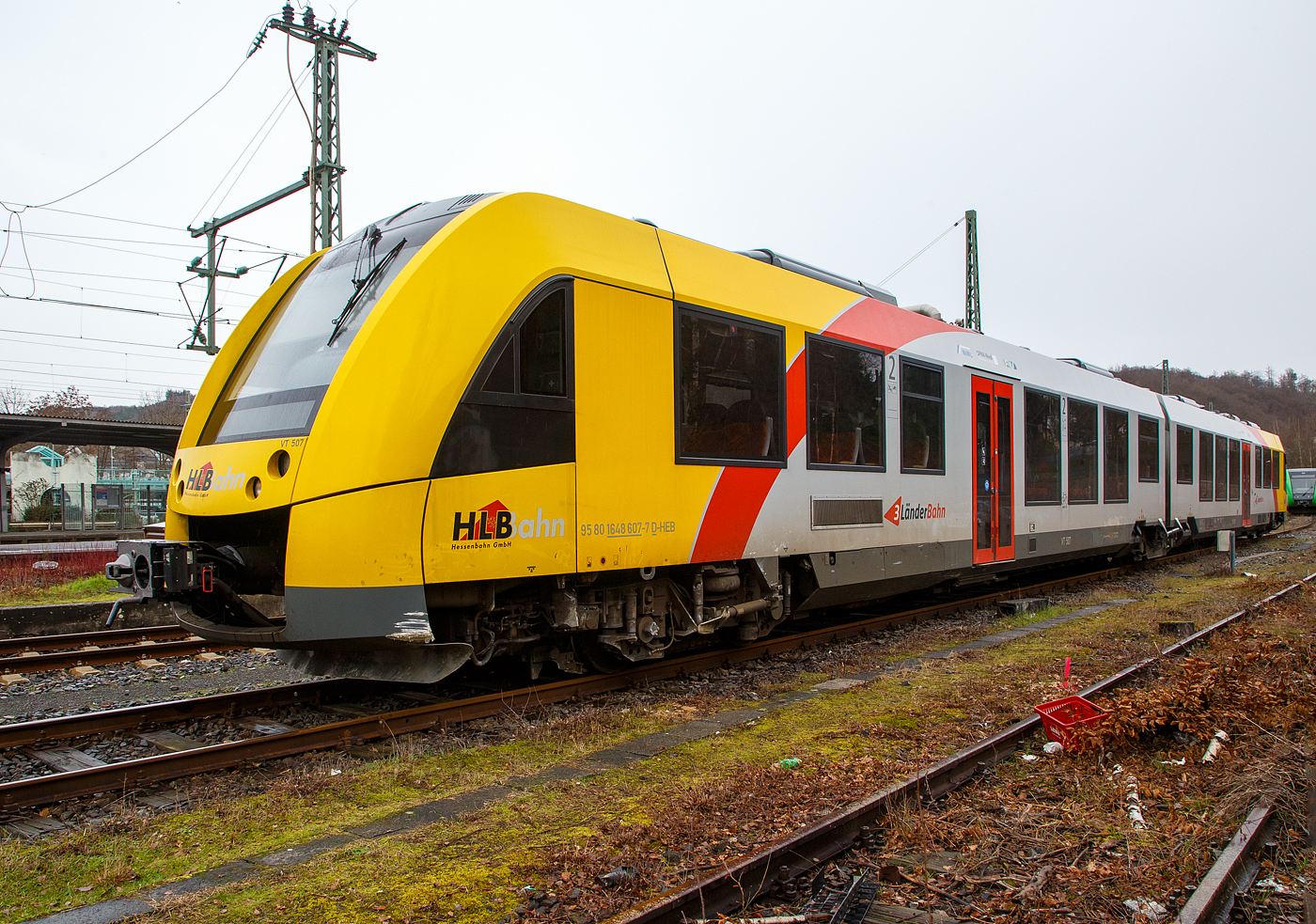 Der am 23. Dezember 2022 von einem Felssturz-/Erdrutsch bei Herdorf (beim Hp Königsstollen) havarierte Diesel-Triebwagen VT 507 (95 80 1648 107-8 D-HEB / 95 80 1648 607-7 D-HEB), ein Alstom Coradia LINT 41 der neuen Generation, der HLB (Hessische Landesbahn GmbH) wurde noch am 28.12.2022 nach Betzdorf (Sieg) geschleppt und stand an dem Tage noch da. 

Im neuen Jahr war er dort nicht mehr zu sehen und ist wohl auch schonwieder instandgesetzt. 

Nur bei der DB Netz AG dauert es wohl sehr lange bis man ein paar Brocken vom Gleis räumt und die Strecke provisorisch sichern kann. Der Streckenabschnitt ist bis vsl. Ende Januar 2023 gesperrt. So treibt man noch mehr Güterverkehr auf die Straße, die täglichen 1.000 bis 2.000 t Stahl-Coil müssen so nun über die Straße transportiert werden. Was für ein armes Bahnland Deutschland. Klar ist das eine Hangsicherung mit Stahl-Netzen nicht mal eben gemacht ist, aber die wenige Meter Gleis entlang des Hanges lassen sich provisorisch schnell sichern. Auch das Räumen des Gleisbettes dürfte kein Problem darstellen. Wo ein Wille da ist auch ein Weg. 
