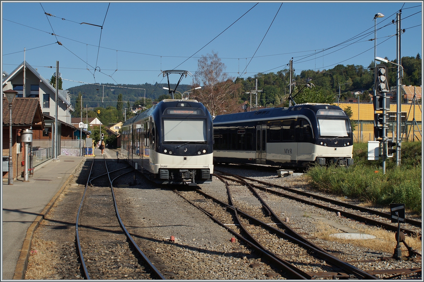 Der auf dem vorherigen Bild gesuchte ABeh 2/6 7502 von Les Pléiades nach Blonay erreicht nun den Bahnhof von Blonay. Links im Bild der ABeh 2/6 7505. 

22. Aug. 2022