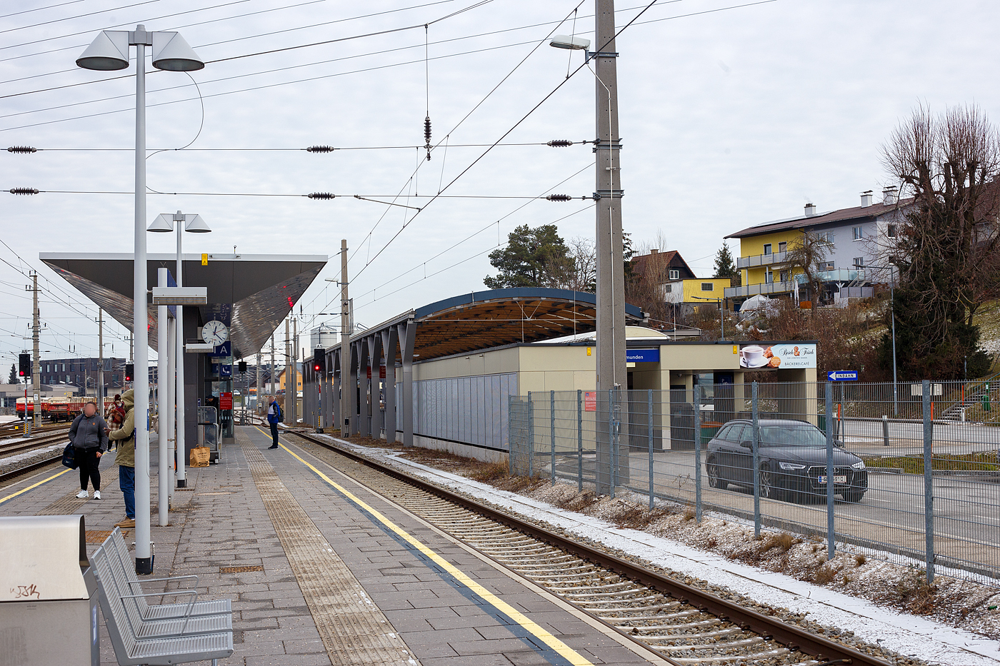 Der Bahnhof Gmunden (Traunsee) am 14 Januar 2025. Links der der �BB-Bereich an der normalspurigen �BB-Strecke „Salzkammergutbahn“ KBS 170/171 (Attnang-Puchheim – Stainach-Irdning - Sch�rding). Rechts der Bereich der meterspurigen Traunseebahn / Traunseetram (Lokalbahn Gmunden–Vorchdorf / Stra�enbahn Gmunden) der Stern & Hafferl Verkehrsgesellschaft m.b.H..
