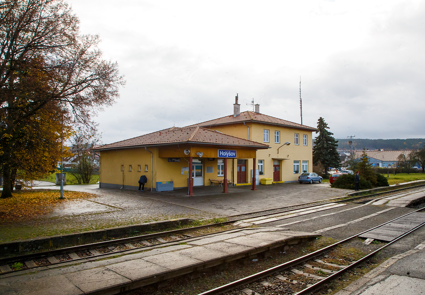 Der Bahnhof Hol��ov (Holleischen) an der „B�hmische Westbahn“ Bahnstrecke Plzeň–Furth im Wald (S�DC 180), hier am 24.11.2022 aus dem EC 360 / Ex 6.